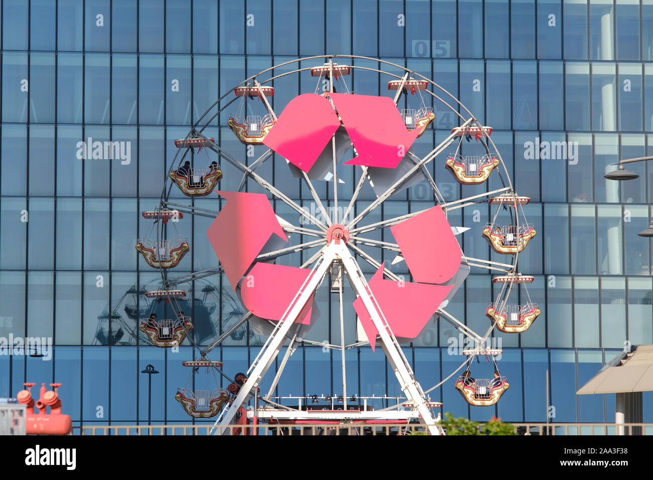 Citylife Mailand, Lombardei, ca. 10/2019. Riesenrad mit Pfeilsymbole an den drei Citylife Towers in Mailand. Zwischen der Mall und den Wolkenkratzer Stockfoto