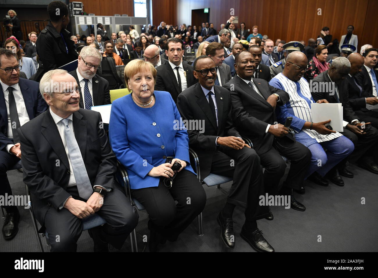 Berlin, Deutschland. Nov, 2019 19. Heinz-Walter Grosse (L-R), Vorsitzender des subsaharischen Afrika Initiative der Deutschen Wirtschaft (SAFRI), Bundeskanzlerin Angela Merkel (CDU), Paul Kagame, Präsident von Ruanda, Alassane Ouattara, Präsident von Côte d'Ivoire, und Roch Marc Kabore, Präsident von Burkina Faso, warten auf den Beginn der Konferenz der Investoren im Rahmen der G20-Initiative "Kompakte mit Afrika". Zahlreiche afrikanische Staats- und Regierungschefs nahmen an der Konferenz in Berlin. Quelle: John macdougall/AFP/dpa/Alamy leben Nachrichten Stockfoto