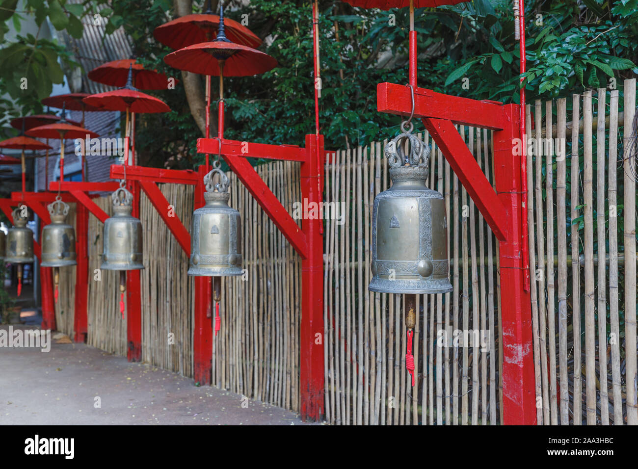 Eine Reihe von traditionellen Kupfer Bell in einem Tempel Stockfoto