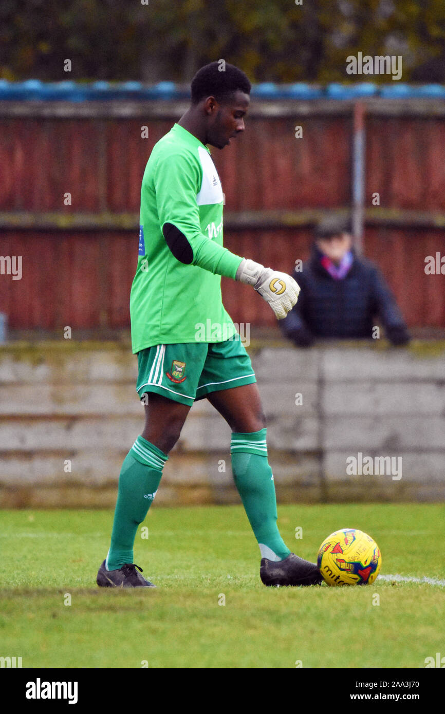 Hendon Fc spielen Swindon Supermarine Fc Wilts UK Saison 2019/2020. Dante Baptiste im Ziel für Hendon Fc am Supermarine FC home Boden Stockfoto