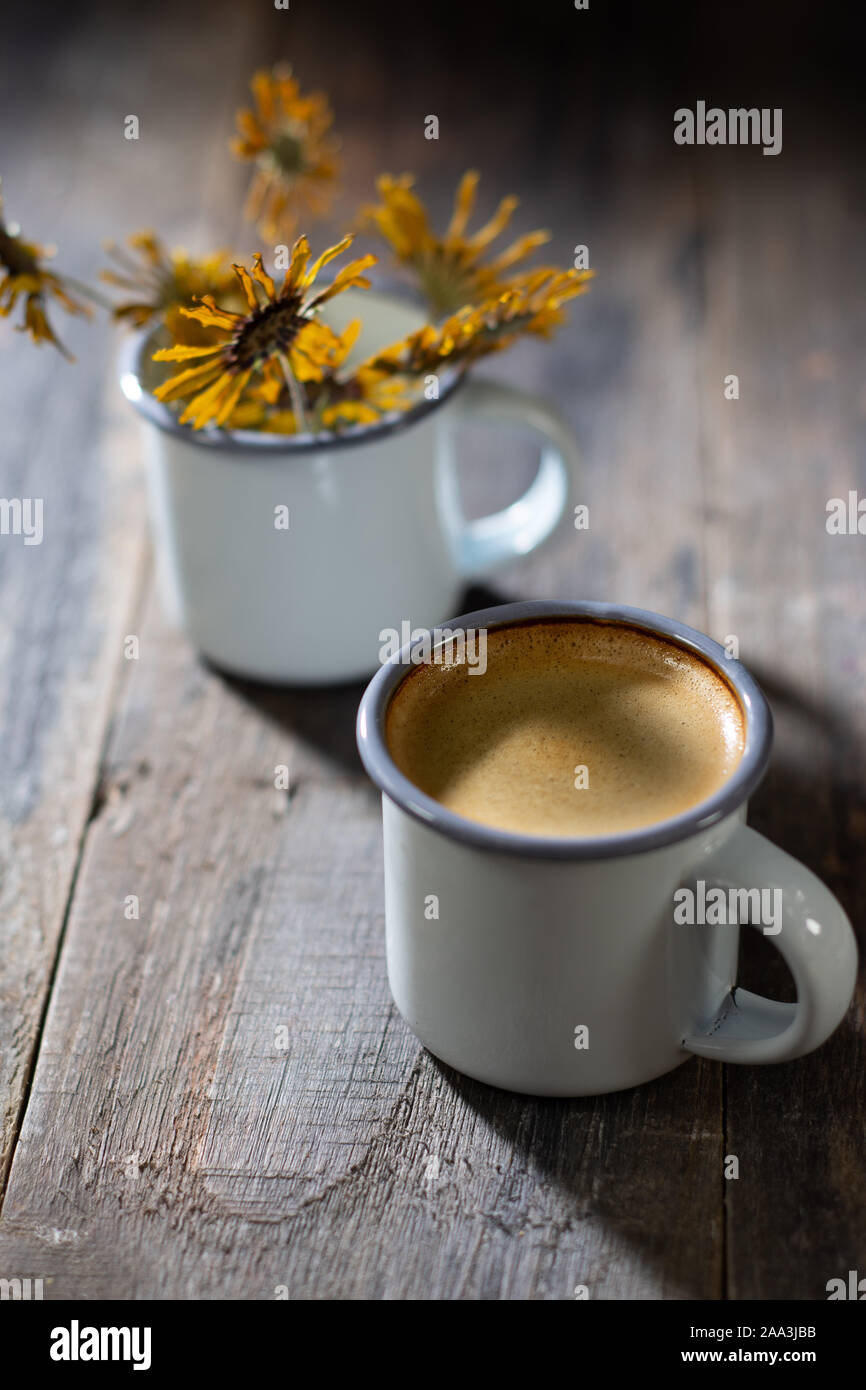 Kaffee frühstück Fettarm essen und trinken getrocknete Herbst Blumen. Schönen Morgen Stockfoto