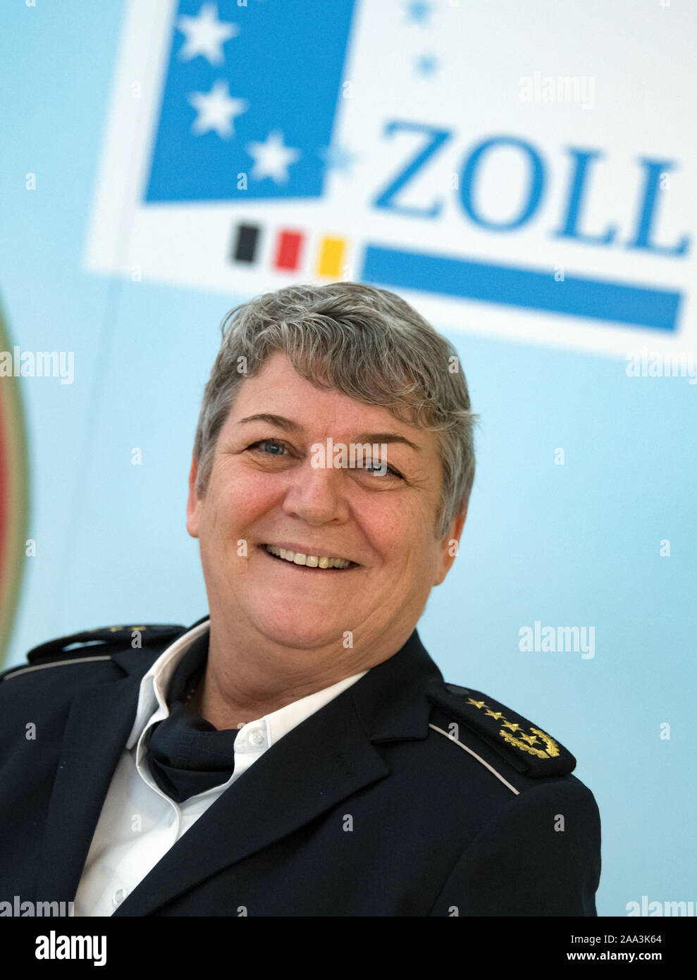 Leipzig, Deutschland. Nov, 2019 19. Colette Hercher, Präsident von der Oberzolldirektion, kommt zu der Eröffnung des neuen Training Center von der Oberzolldirektion. Die Anlage wird am Nachmittag geöffnet. Bis zu 360 junior Zollbeamten werden im neuen Schulungszentrum geschult werden. Credit: Hendrik Schmidt/dpa-Zentralbild/ZB/dpa/Alamy leben Nachrichten Stockfoto