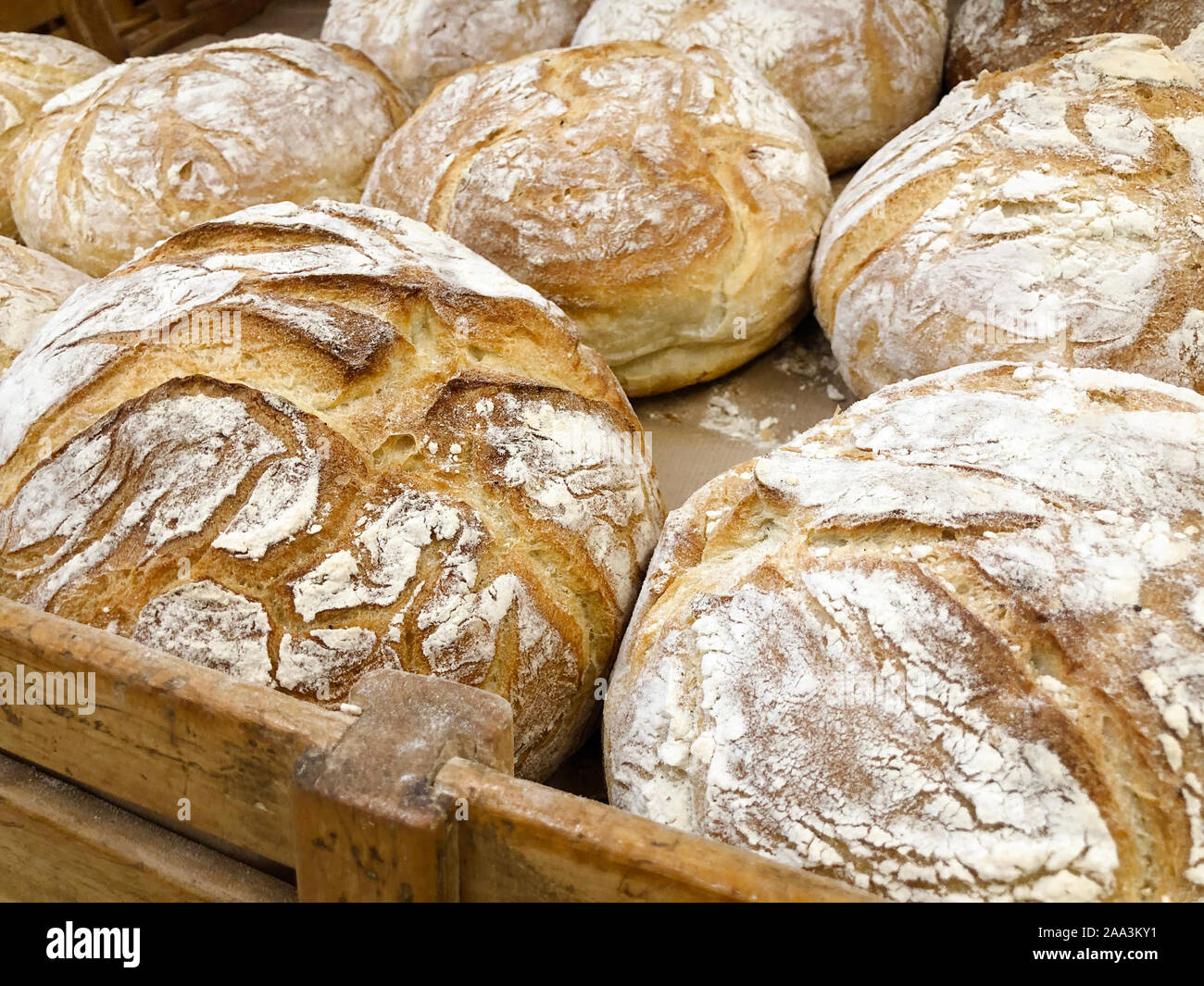 Essen, frisch gebackenem Brot, auf einem Regal im Store. Natürlichen ökologischen Produkt. Stockfoto