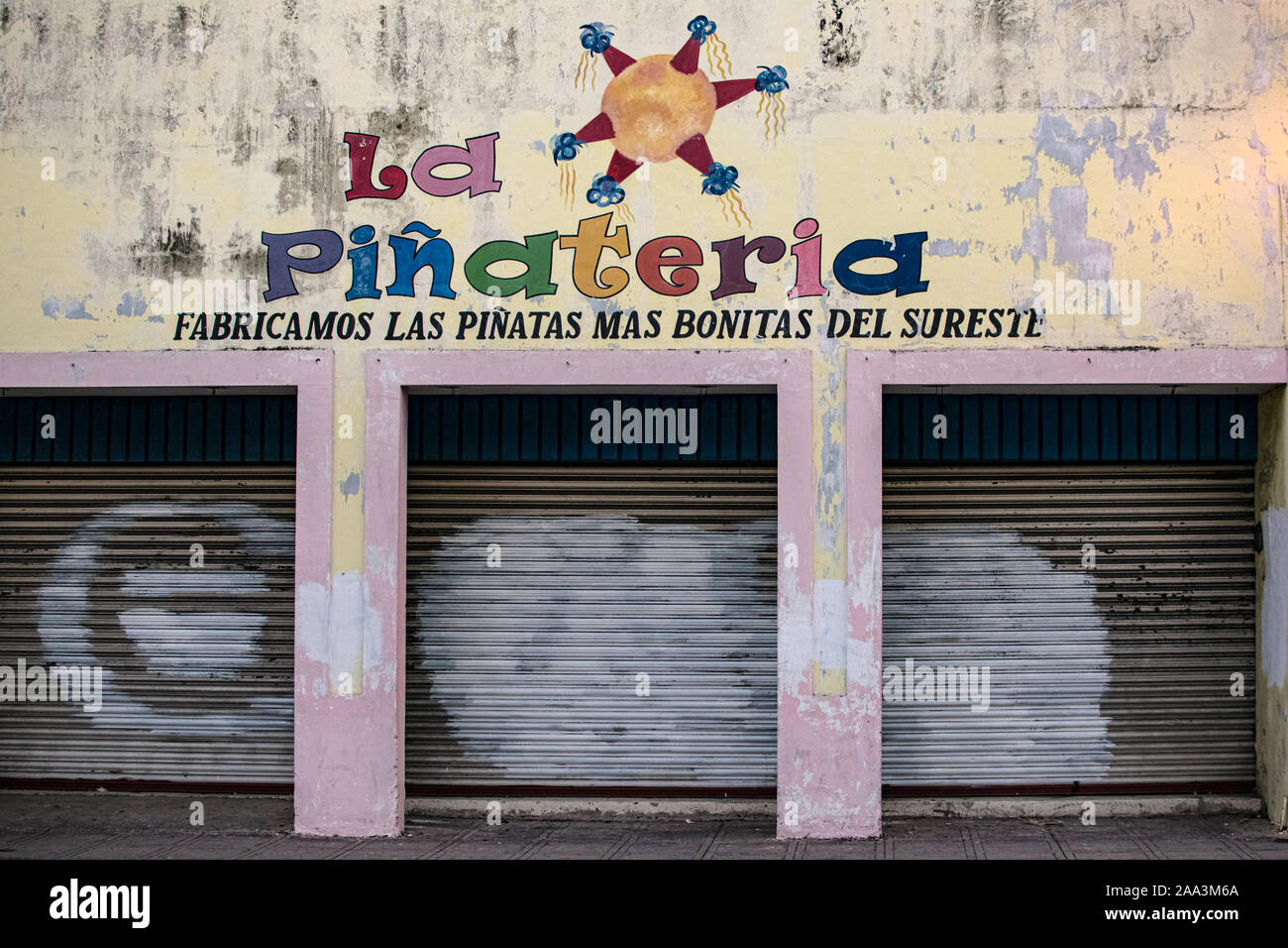 Hell gestrichenen pinata Workshop in Merida, Mexiko. Das Zeichen in Spanischer Sprache lautet: "Pinata Werkstatt. Wir machen die schönsten pinatas im Süden Osten." Stockfoto