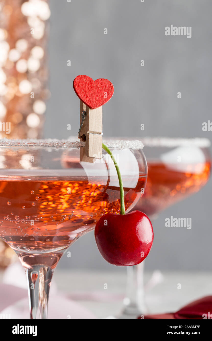 In der Nähe der Getränke auf das neue Jahr Party mit Glanz rosa Wein. Konzept der festlichen Trinken auf Weihnachtsfeier Stockfoto