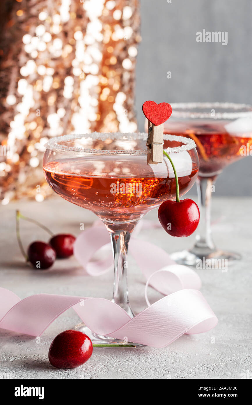 Zwei Sektgläser mit rosa Champagner auf Party mit Beeren und/ Hintergrund Stockfoto