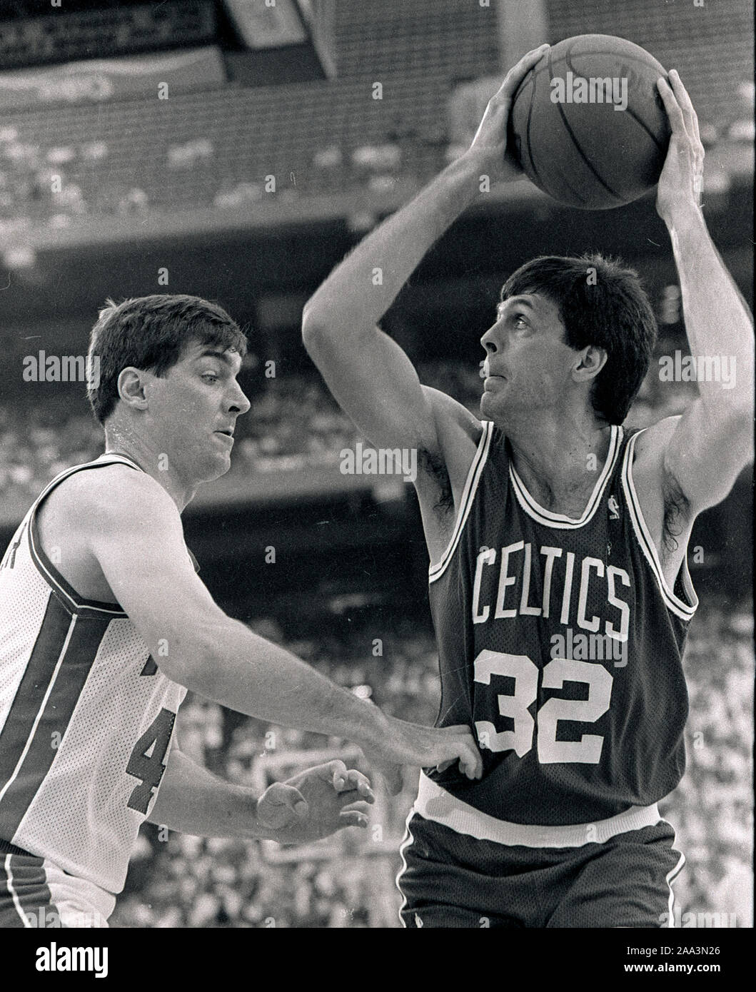 Detroit Pistons Bill Laimbeer verteidigt gegen Boston Celtics Kevin McHale in Action während der NBA Endspiele gegen die Boston Celtics in Detroit, Michigan, USA, Mai 1988 Foto von Bill belknap Stockfoto