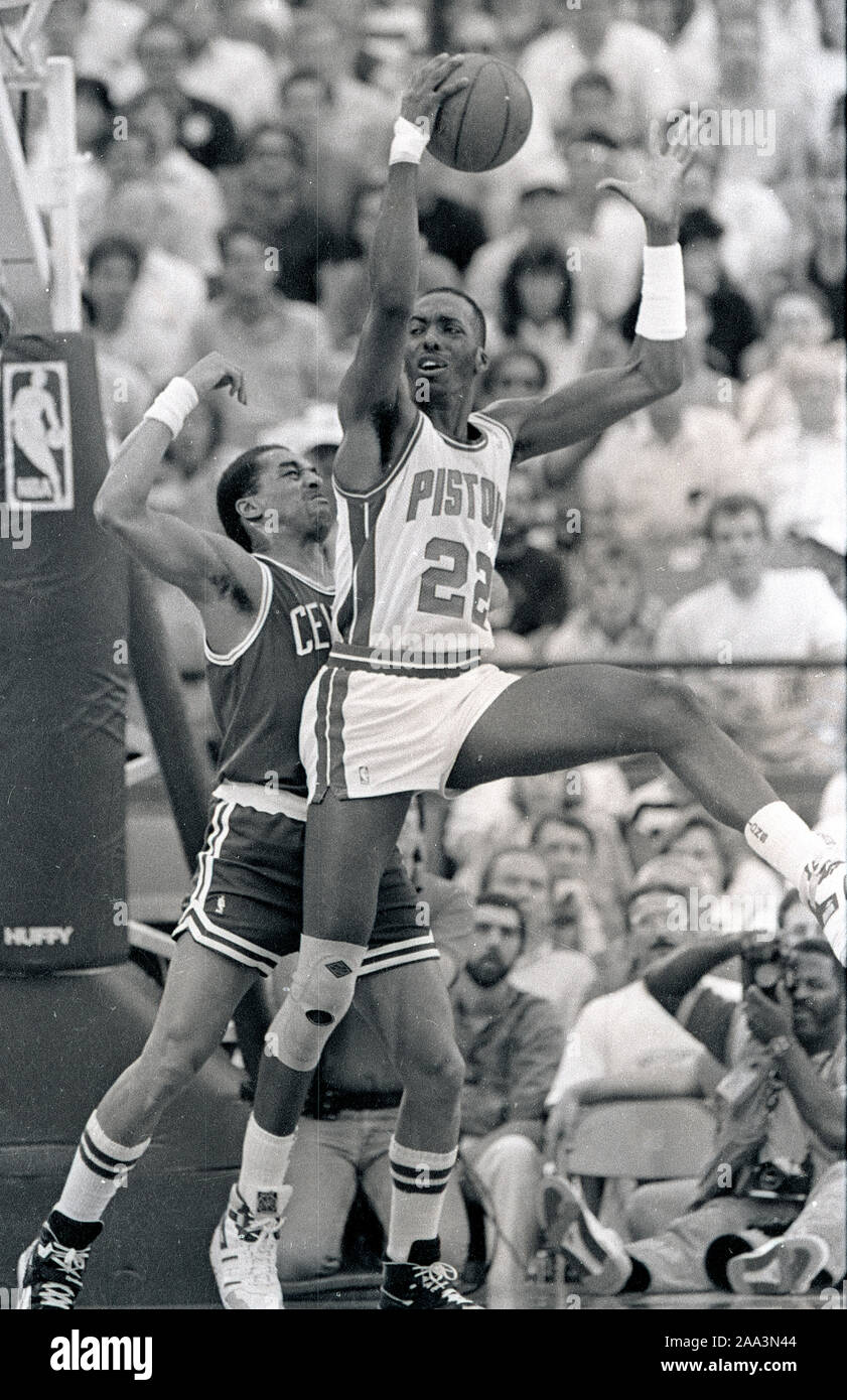Detroit Pistons John Salley Rückstöße gegen Boston Celtics Dennis Johnson im Spiel Action während der NBA Endspiele gegen die Boston Celtics in Detroit, Michigan, USA, Mai 1988 Foto von Bill belknap Stockfoto