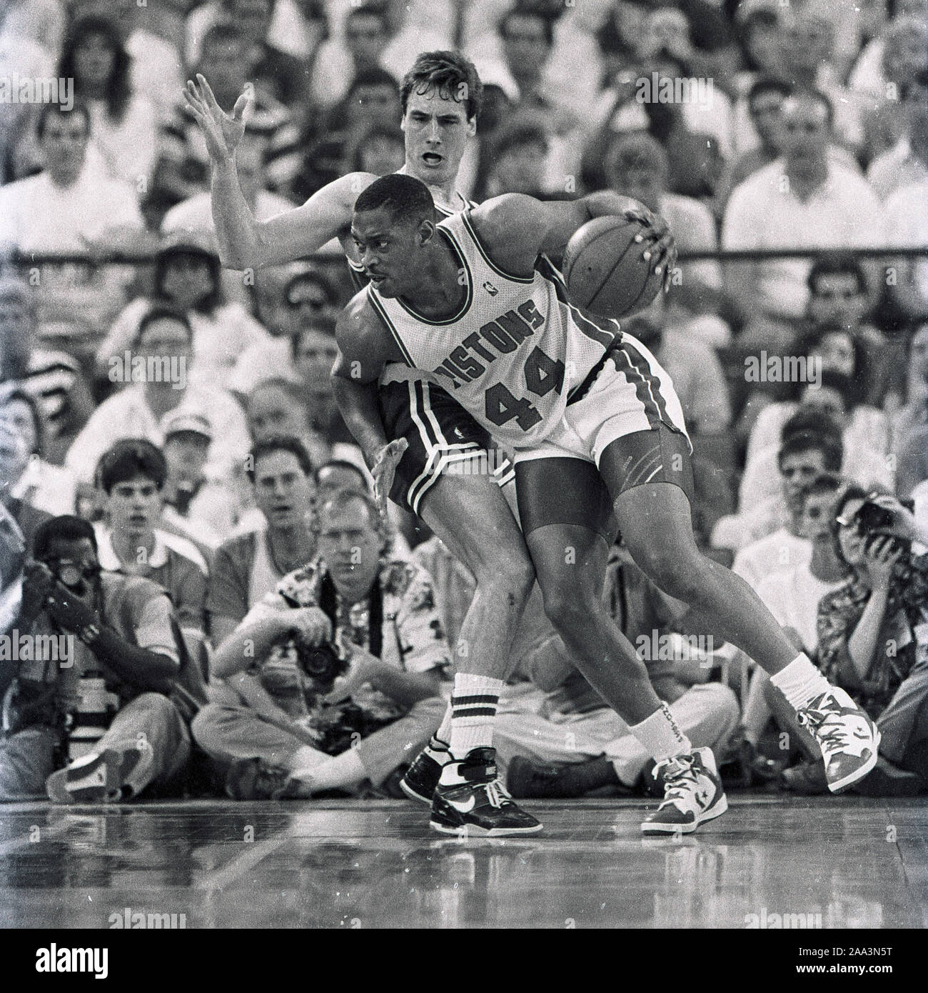 Detroit Pistons #44 Rick Mahorn an der Boston Celtics Jim Paxton 1988 NBA Playoffs Spiel Action in Detroit Michigan Mai 1988 Foto von Bill belknap Stockfoto