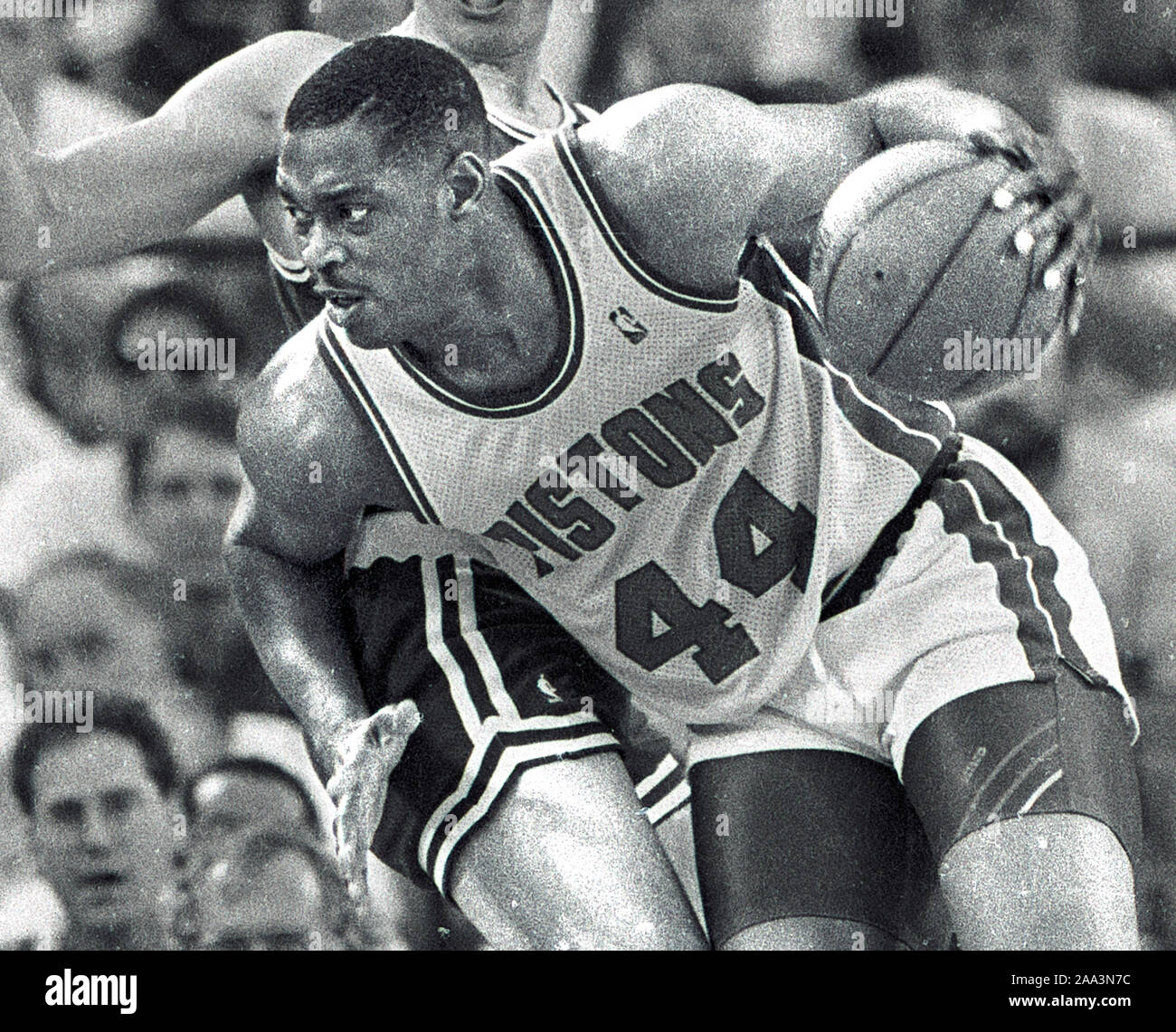Detroit Pistons #44 Rick Mahorn an der Boston Celtics Jim Paxton 1988 NBA Playoffs Spiel Action in Detroit, Michigan USA Foto von Bill belknap Stockfoto