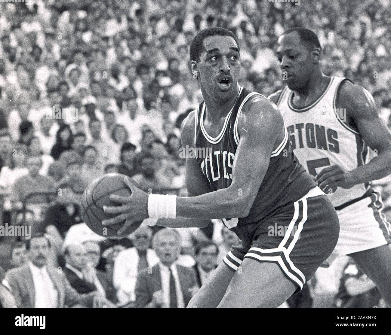 Boston Celtics Dennis Johnson sieht die Kugel während der 1988 NBA Endspiele gegen die Detroit Pistons in Detroit, Michigan USA Foto in Pass von Bill belknap Stockfoto