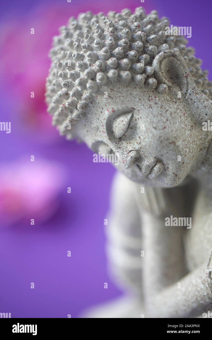 Buddha Figur auf einem violetten Hintergrund Stockfoto