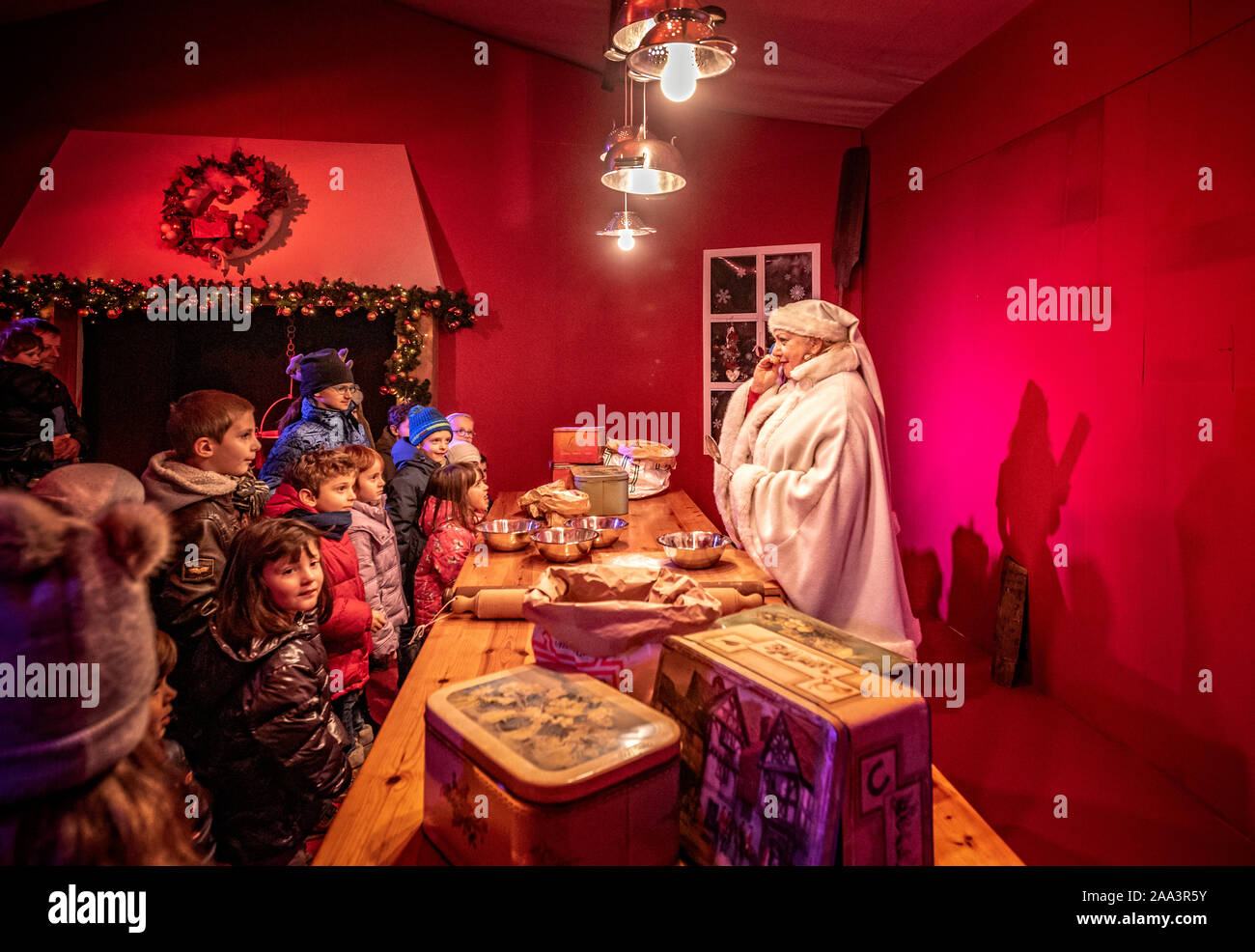 Italien Piemont Langhe Govone Il Magico Paese Di Natale" (Das magische Land von Weihnachten) - Performances und Installationen in der Heimat von Santa Claus - Frau Santa Claus Zimmer Stockfoto