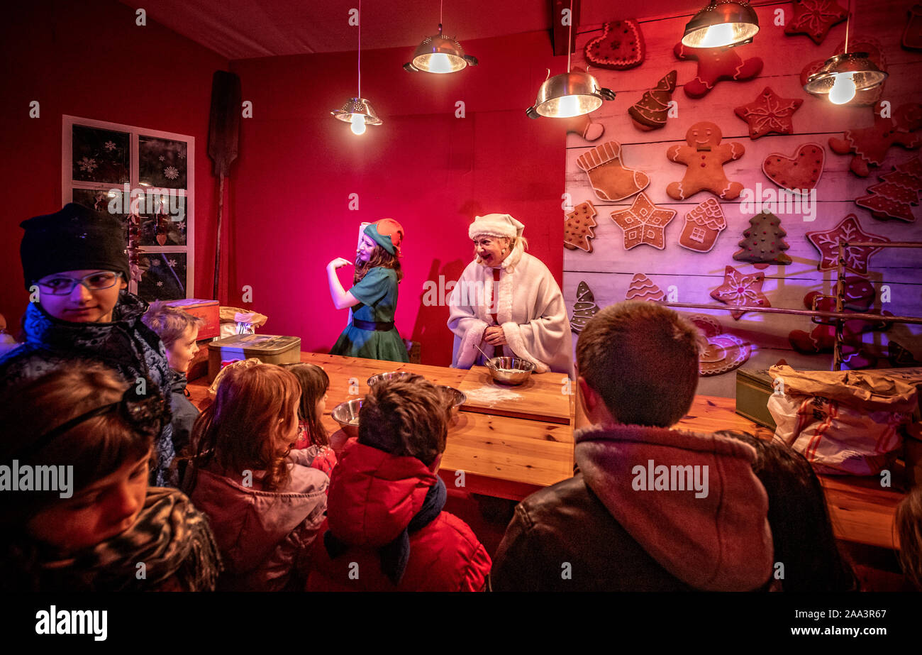 Italien Piemont Langhe Govone Il Magico Paese Di Natale" (Das magische Land von Weihnachten) - Performances und Installationen in der Heimat von Santa Claus - Frau Santa Claus Zimmer Stockfoto