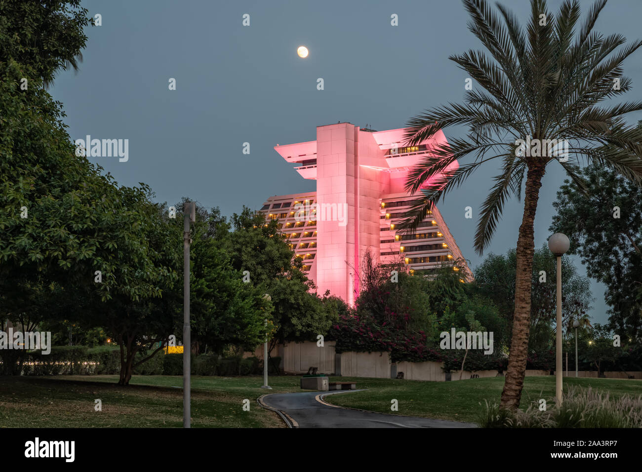 Doha-Katar, November 18,2019: Sheraton Al Doha Hotel bei Dämmerung Außenansicht vom Sheraton Park Stockfoto