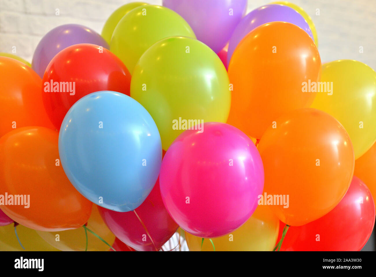 Bunte Luftballons, Hintergrund für den Urlaub der Kinder Stockfoto