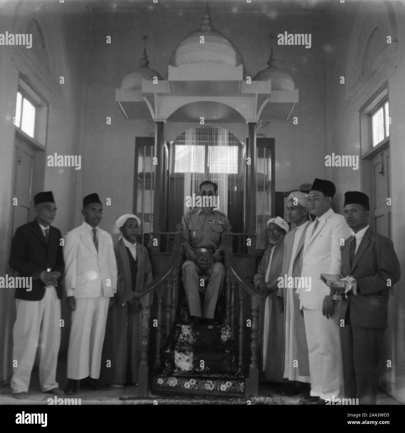 Wenn König Bhumibol Adulyadej besuchte die muslimischen Menschen in der Provinz Nakhon Si Thammarat am 15. März 1959 oder vor 60 Jahren, und der König saß auf der Minibar im Inneren der Moschee. Immer noch sehr viel Freude an die muslimische Bevölkerung der Provinz Nakhon Si Thammarat und gilt als die einzige sitzen auf dem Minbar in Thailand Stockfoto Wenn König Bhumibol Adulyadej besuchte die muslimischen Menschen in der Provinz Nakhon Si Thammarat am 15. März 1959 oder vor 60 Jahren, und der König saß auf der Minibar im Inneren der Moschee. Immer noch sehr viel Freude an die muslimische Bevölkerung der Provinz Nakhon Si Thammarat und gilt als die einzige sitzen auf dem Minbar in Thailand Stockfoto