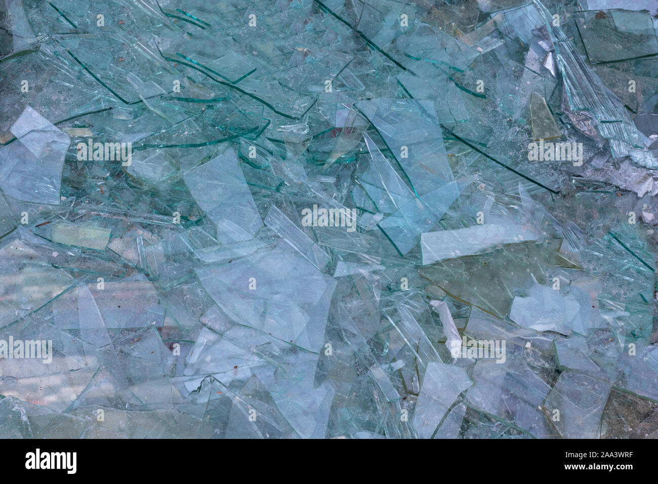 Zerbrochenes Glas Textur und Hintergrund. Windows ruiniert. Stapel von großen und kleinen Glasscherben Stockfoto