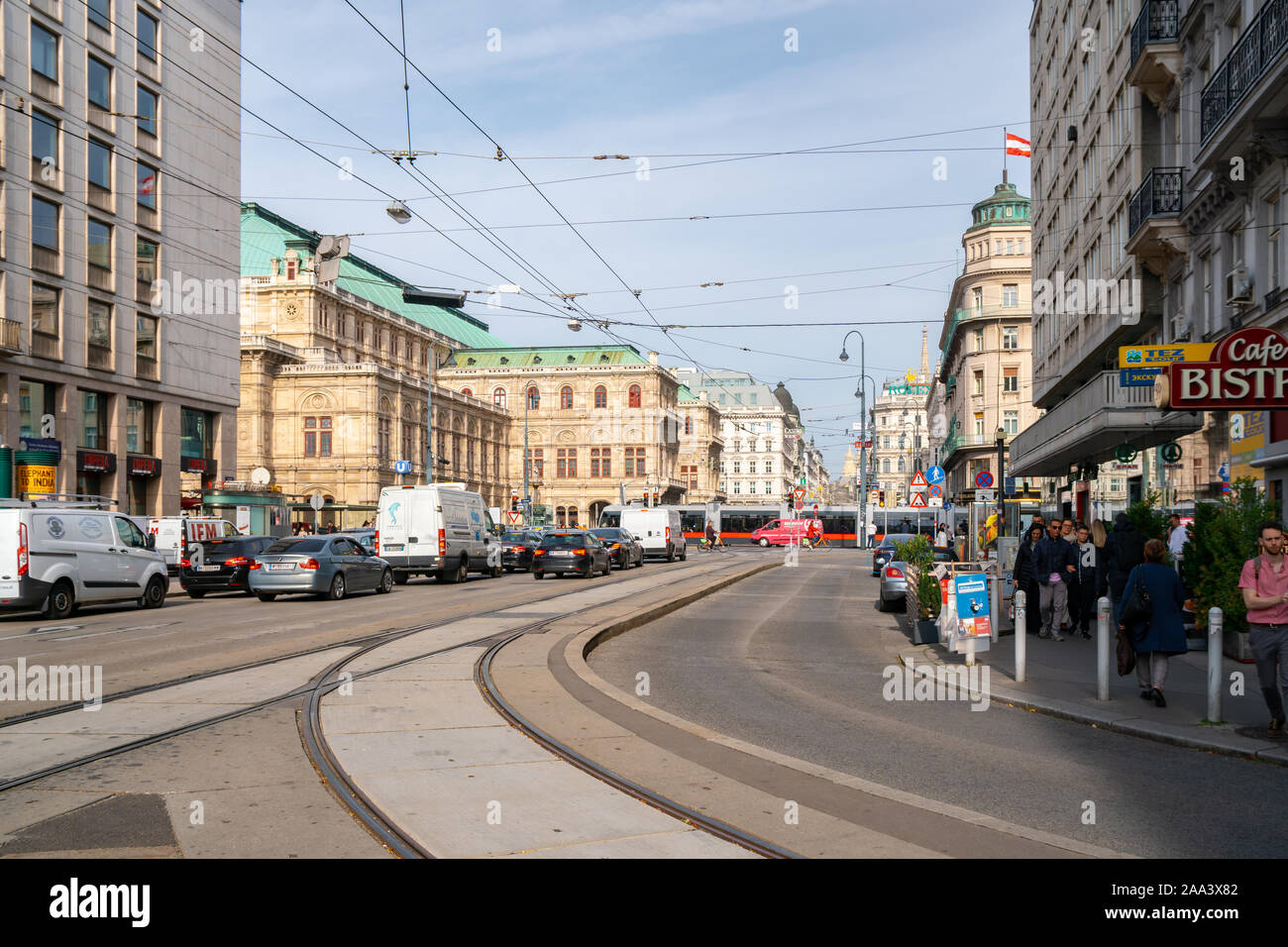 Wien, Österreich - 25.10.2019: Stadtbild Blick auf eine der schönsten europäischen Stadt - Wien. Völker auf Straßen, das städtische Leben in Wien. Stockfoto