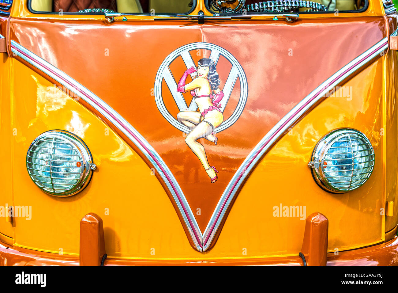 VW Bus T1 mit individuelem Volkswagen-Zeichen: Verwert mit gemaltem Pin-Up Girl an der Front. Stockfoto