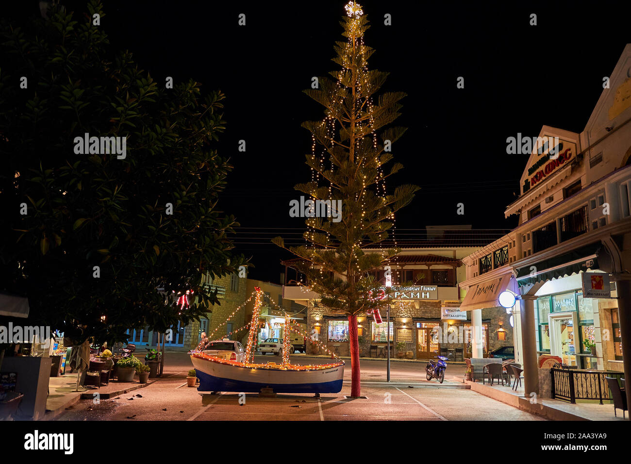 Holz- Weihnachten Schiff in der Nacht eingerichtet. In der griechischen Tradition (vor allem in den Inseln) ist es üblich, ein Schiff, die statt eines tree ornament. Stockfoto