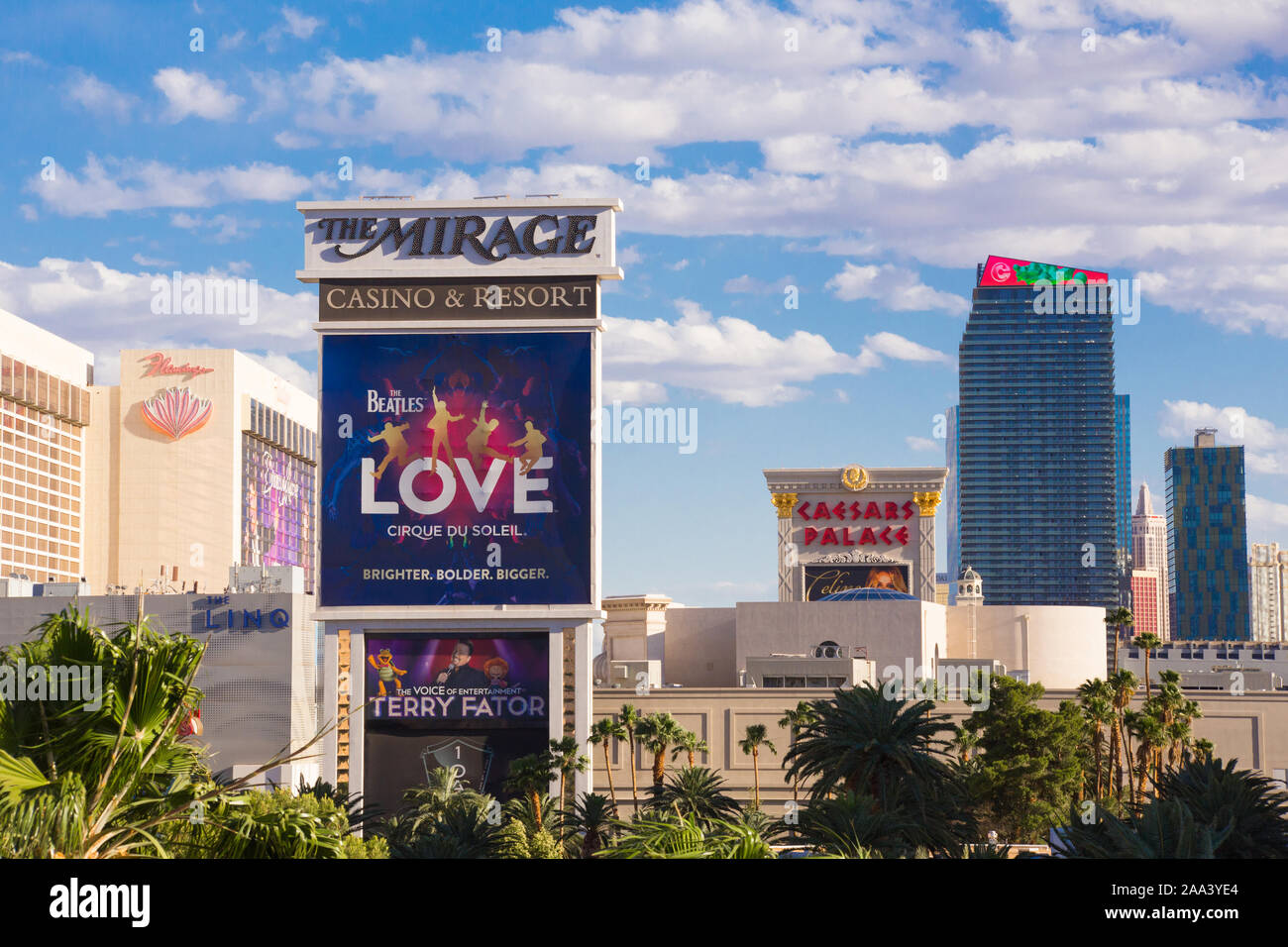 LAS VEGAS, NEVADA - 17. MAI 2017: Blick auf die Stadt Las Vegas Nevada mit blauem Himmel, Kopierfläche und Resort Casino Hotels in Sicht. Stockfoto