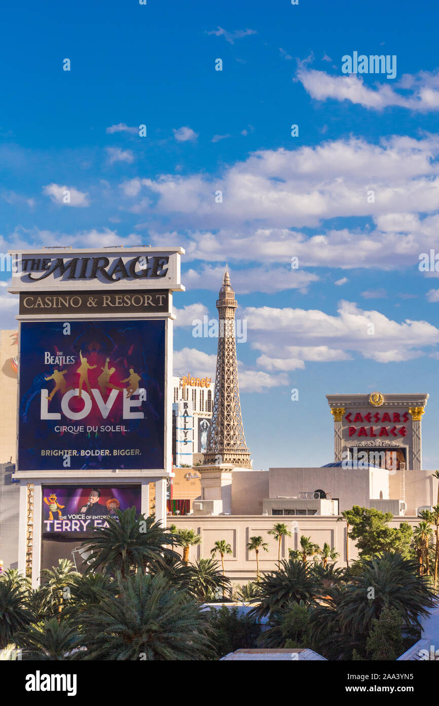 LAS VEGAS, NEVADA - 17. MAI 2017: Blick auf die Stadt Las Vegas Nevada mit blauem Himmel, Kopierfläche und Resort Casino Hotels in Sicht. Stockfoto