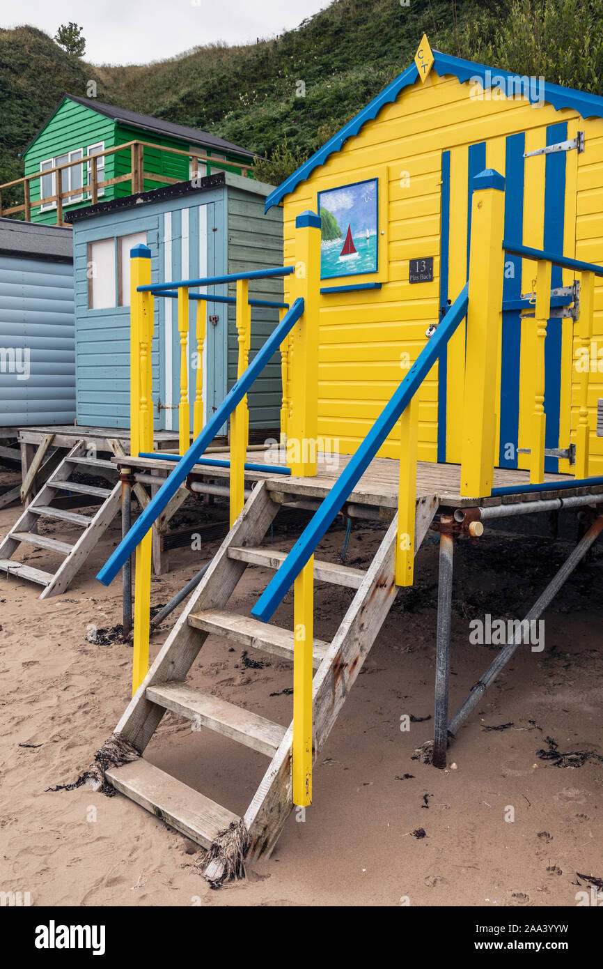 Bunte Badehäuschen am Strand von Nefyn, Halbinsel Llŷn, Gwynedd, Wales Stockfoto