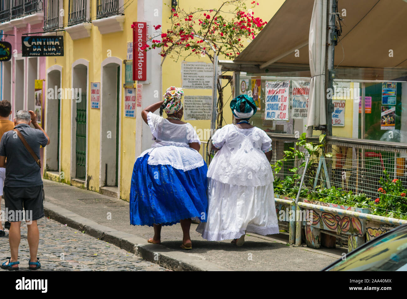 Zwei Baianas (Frauen aus Bahia) in traditioneller Kleidung bei Terreiro de Jesus Platz gekleidet - historische Zentrum von Salvador Stockfoto