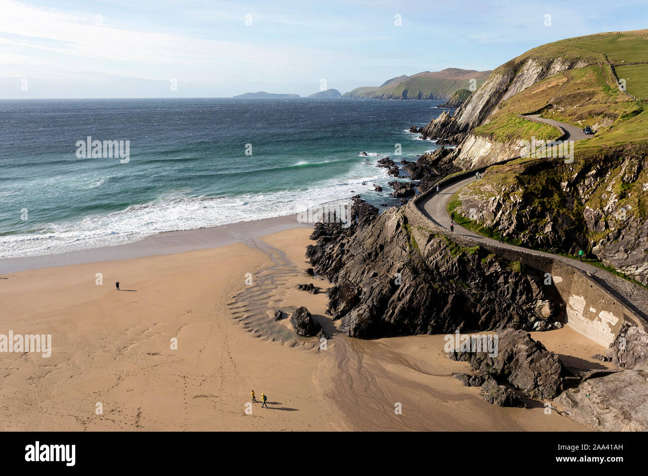 Menschen auf Coumeenoole Strand auf der Halbinsel Dingle in der Grafschaft Kerry, Republik von Irland Stockfoto