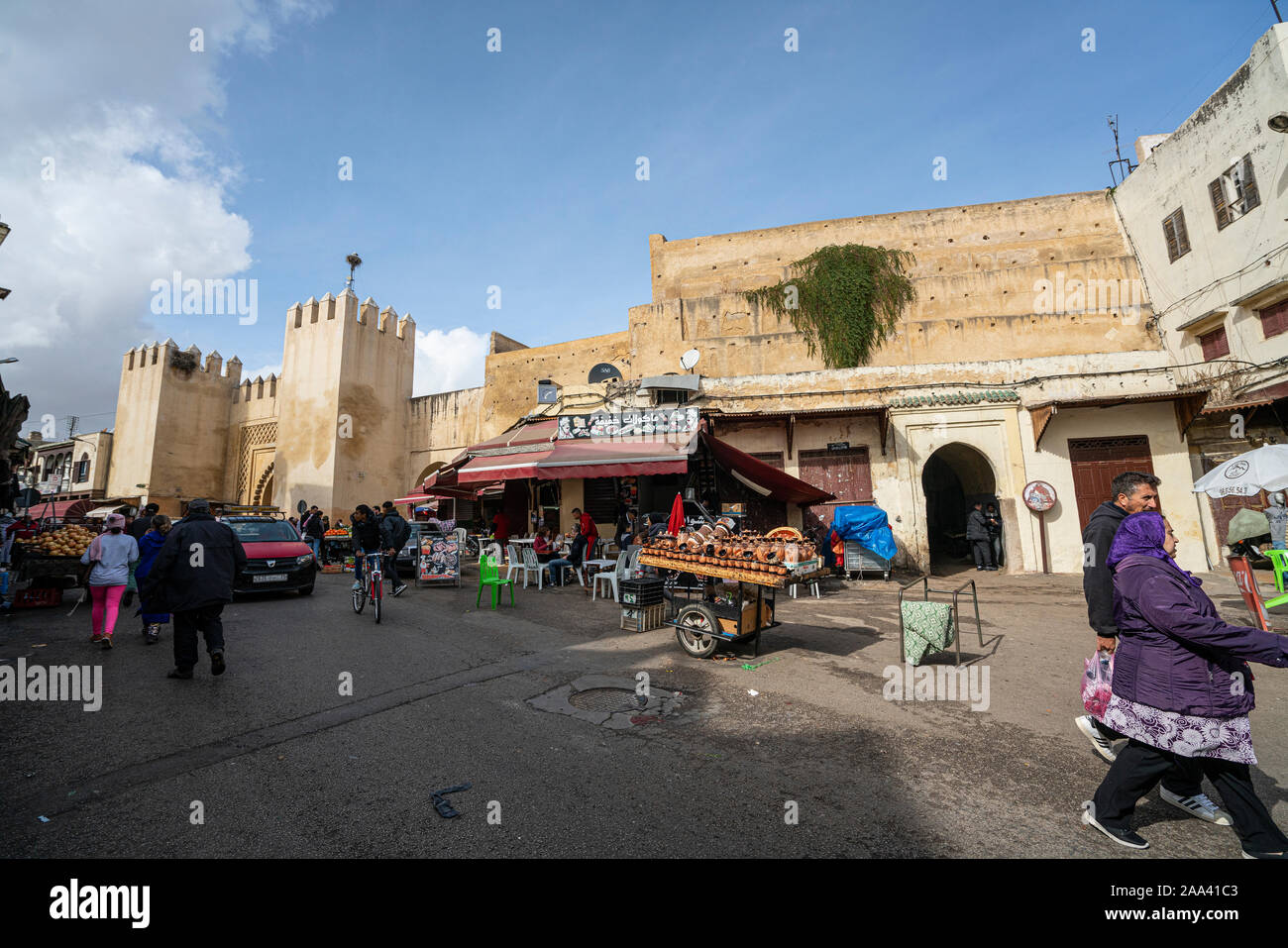 Fez, Marokko. 9. November 2019. Der Verkäufer Ständen auf einer Straße im alten jüdischen Viertel Stockfoto