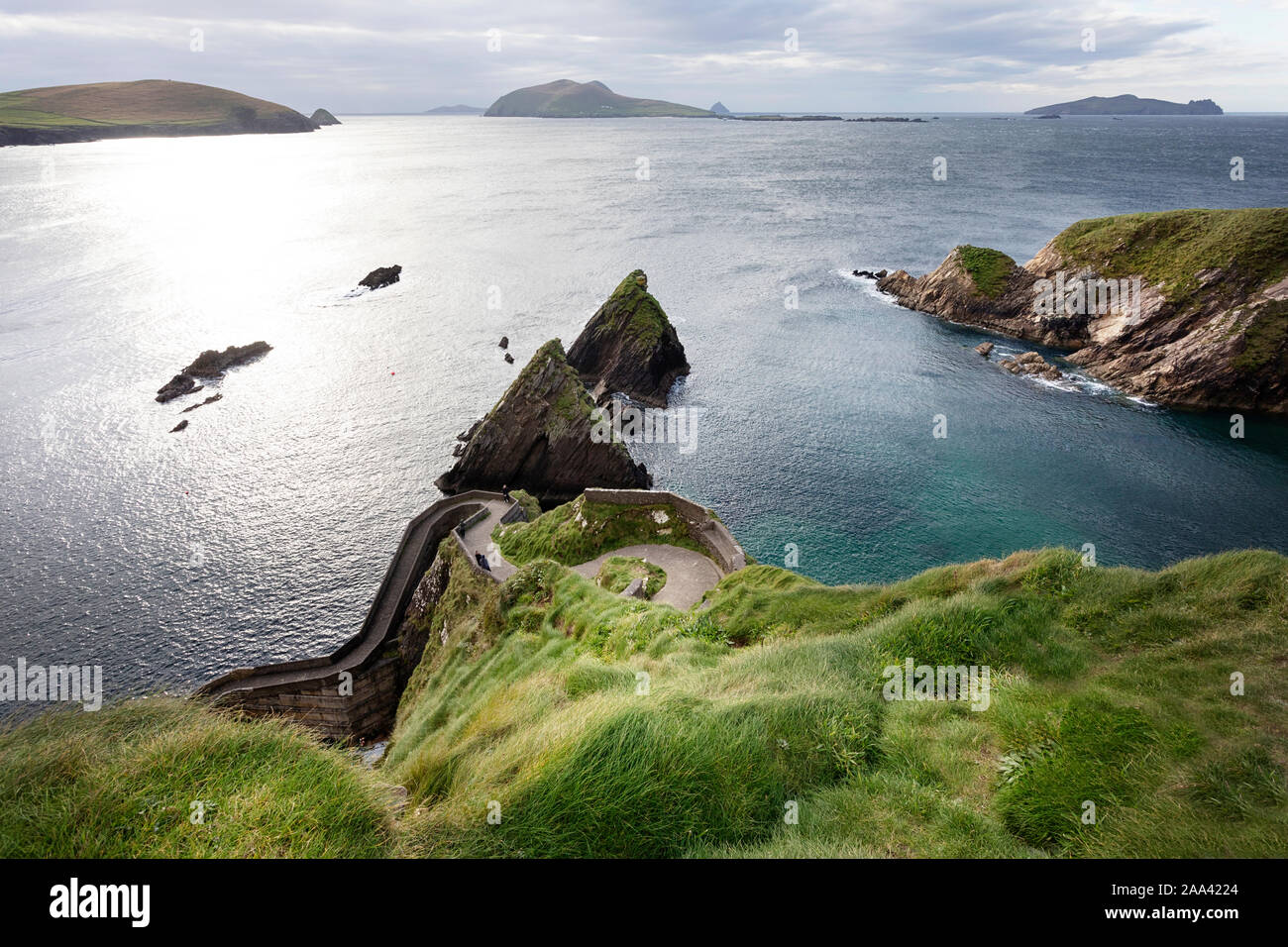 Windige Straße nach Dunquin Harbor, Dunquin, County Kerry, Irland Stockfoto