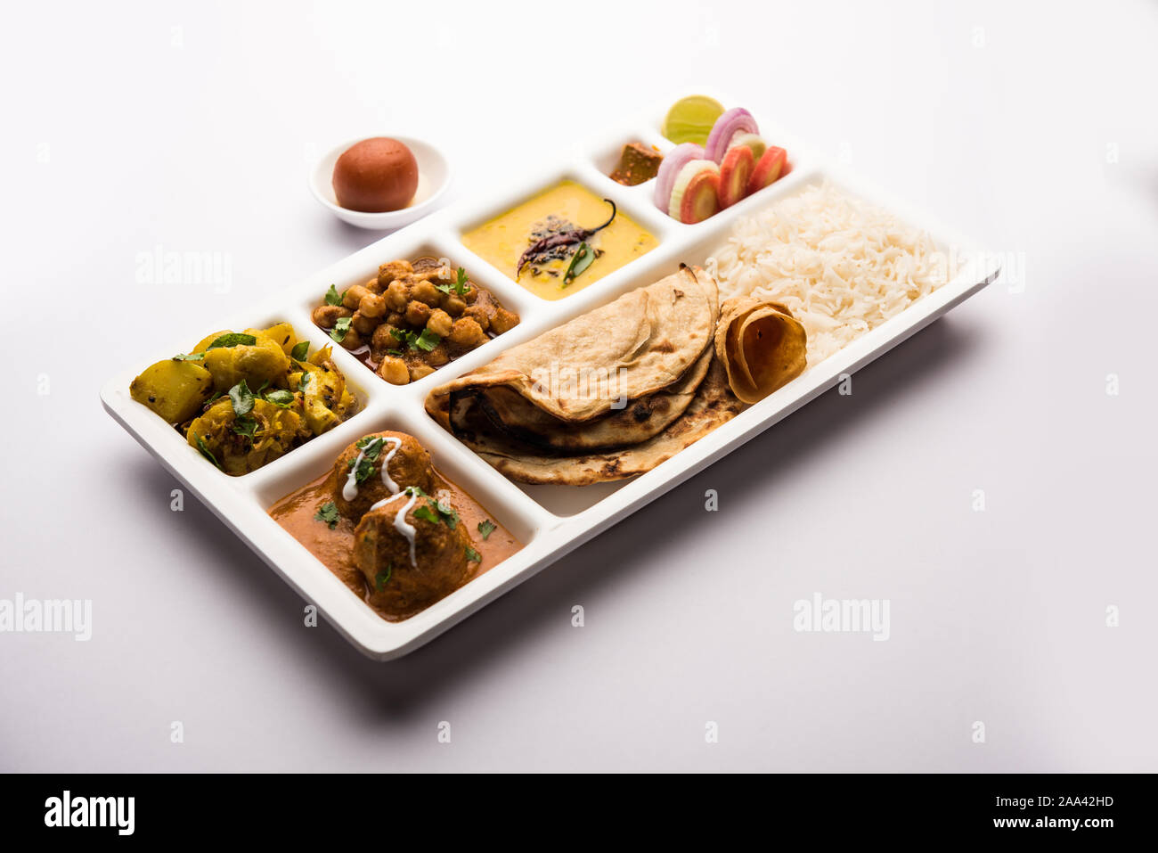 Indische vegetarische Nahrung Thali oder Paket essen - Fach mit Fächern, in denen Malai Kofta, chole, Dal Tarka, chemische aloo Sabji, chapati und Reis mit süßer Stockfoto