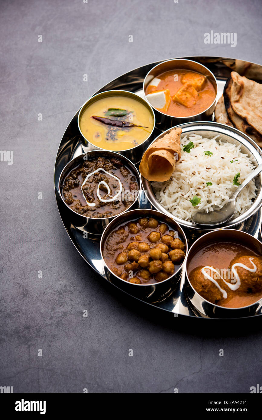 Indische vegetarische Nahrung Thali oder Platter umfasst Paneer butter Masala, dal makhani/Tarka, chole Papad, Kofta Curry, Gulab Jamun, Aloo Gobi - sabji, ch Stockfoto