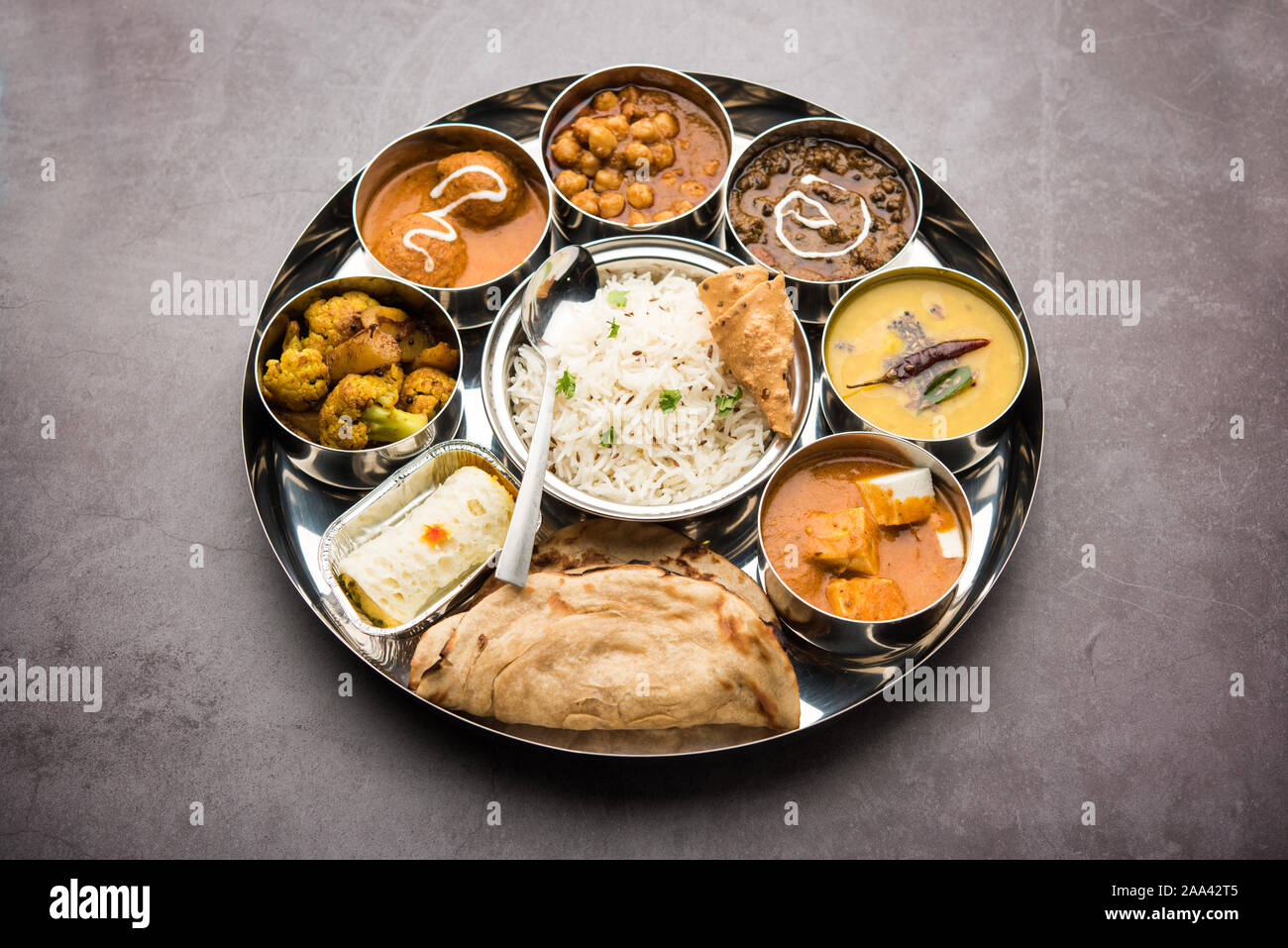 Indische vegetarische Nahrung Thali oder Platter umfasst Paneer butter Masala, dal makhani/Tarka, chole Papad, Kofta Curry, Gulab Jamun, Aloo Gobi - sabji, ch Stockfoto