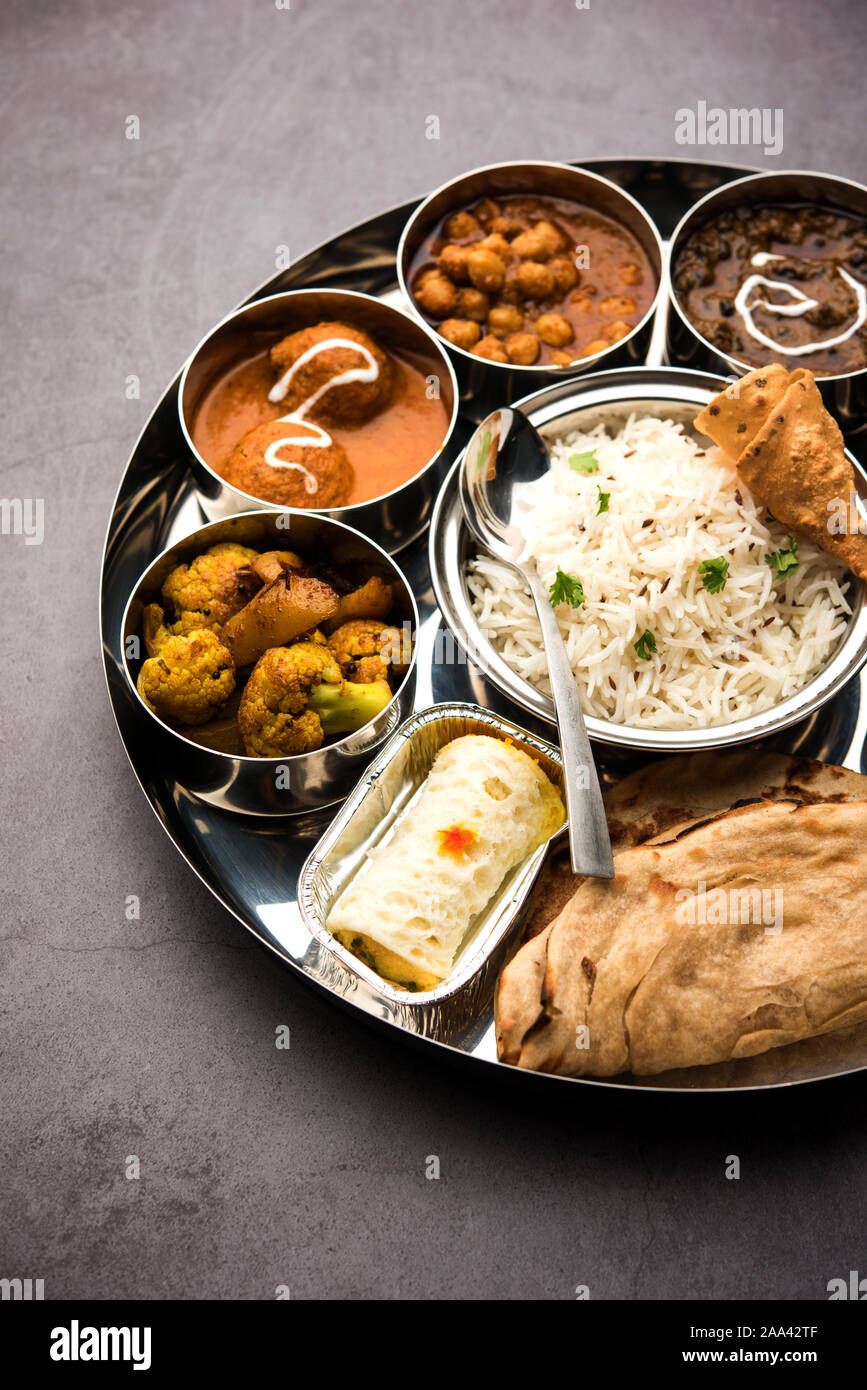 Indische vegetarische Nahrung Thali oder Platter umfasst Paneer butter Masala, dal makhani/Tarka, chole Papad, Kofta Curry, Gulab Jamun, Aloo Gobi - sabji, ch Stockfoto