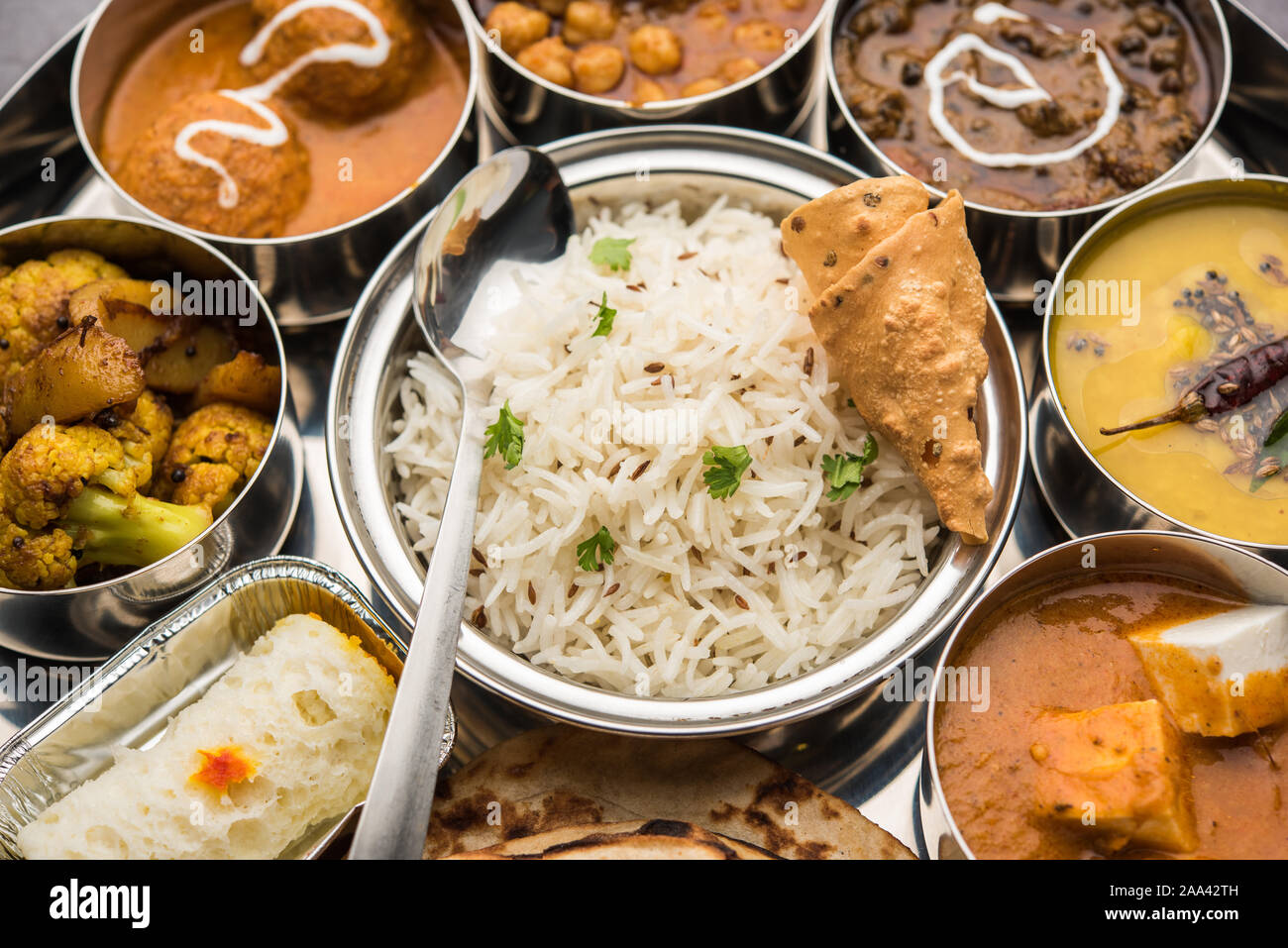 Indische vegetarische Nahrung Thali oder Platter umfasst Paneer butter Masala, dal makhani/Tarka, chole Papad, Kofta Curry, Gulab Jamun, Aloo Gobi - sabji, ch Stockfoto