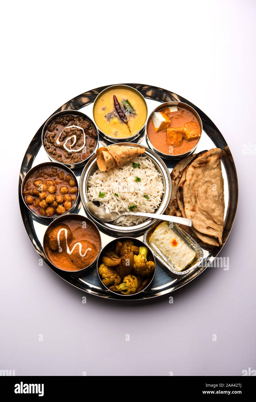 Indische vegetarische Nahrung Thali oder Platter umfasst Paneer butter Masala, dal makhani/Tarka, chole Papad, Kofta Curry, Gulab Jamun, Aloo Gobi - sabji, ch Stockfoto