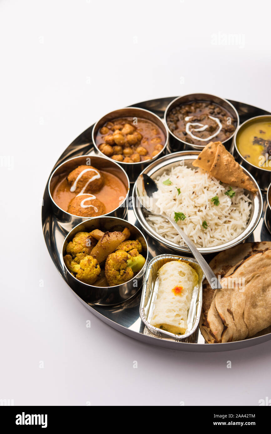 Indische vegetarische Nahrung Thali oder Platter umfasst Paneer butter Masala, dal makhani/Tarka, chole Papad, Kofta Curry, Gulab Jamun, Aloo Gobi - sabji, ch Stockfoto