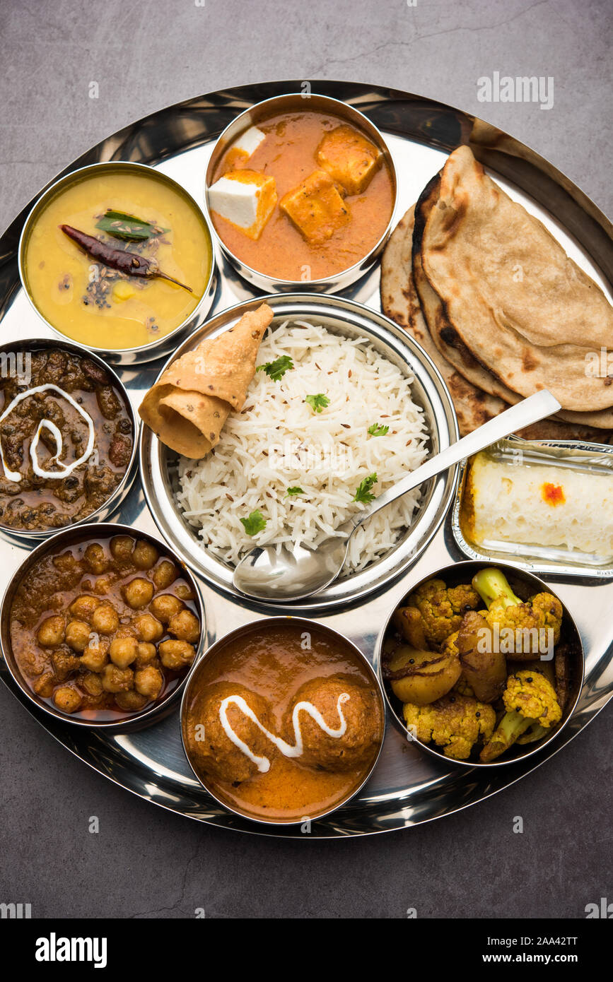 Indische vegetarische Nahrung Thali oder Platter umfasst Paneer butter Masala, dal makhani/Tarka, chole Papad, Kofta Curry, Gulab Jamun, Aloo Gobi - sabji, ch Stockfoto