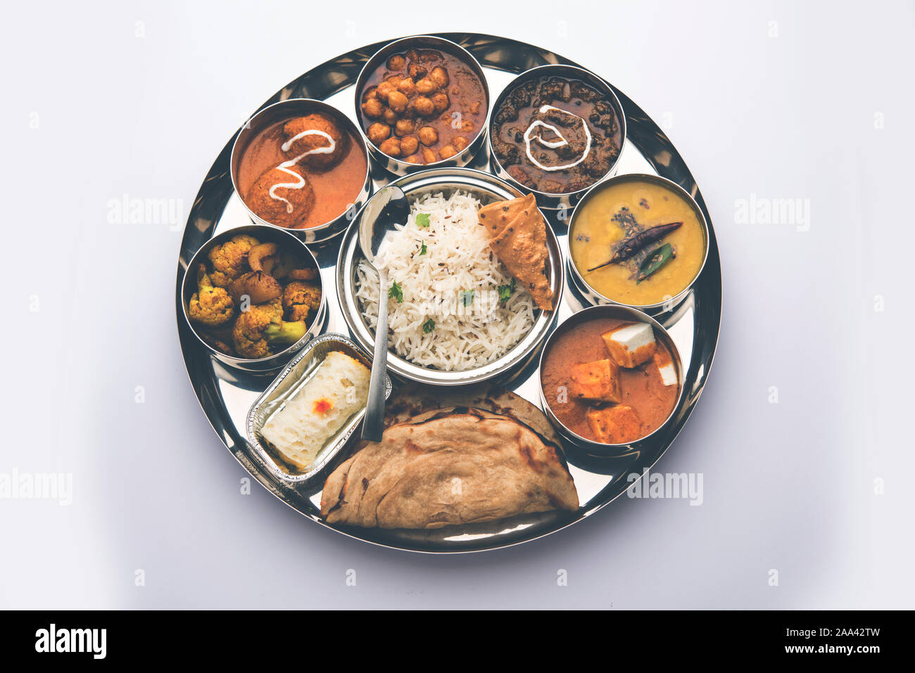 Indische vegetarische Nahrung Thali oder Platter umfasst Paneer butter Masala, dal makhani/Tarka, chole Papad, Kofta Curry, Gulab Jamun, Aloo Gobi - sabji, ch Stockfoto