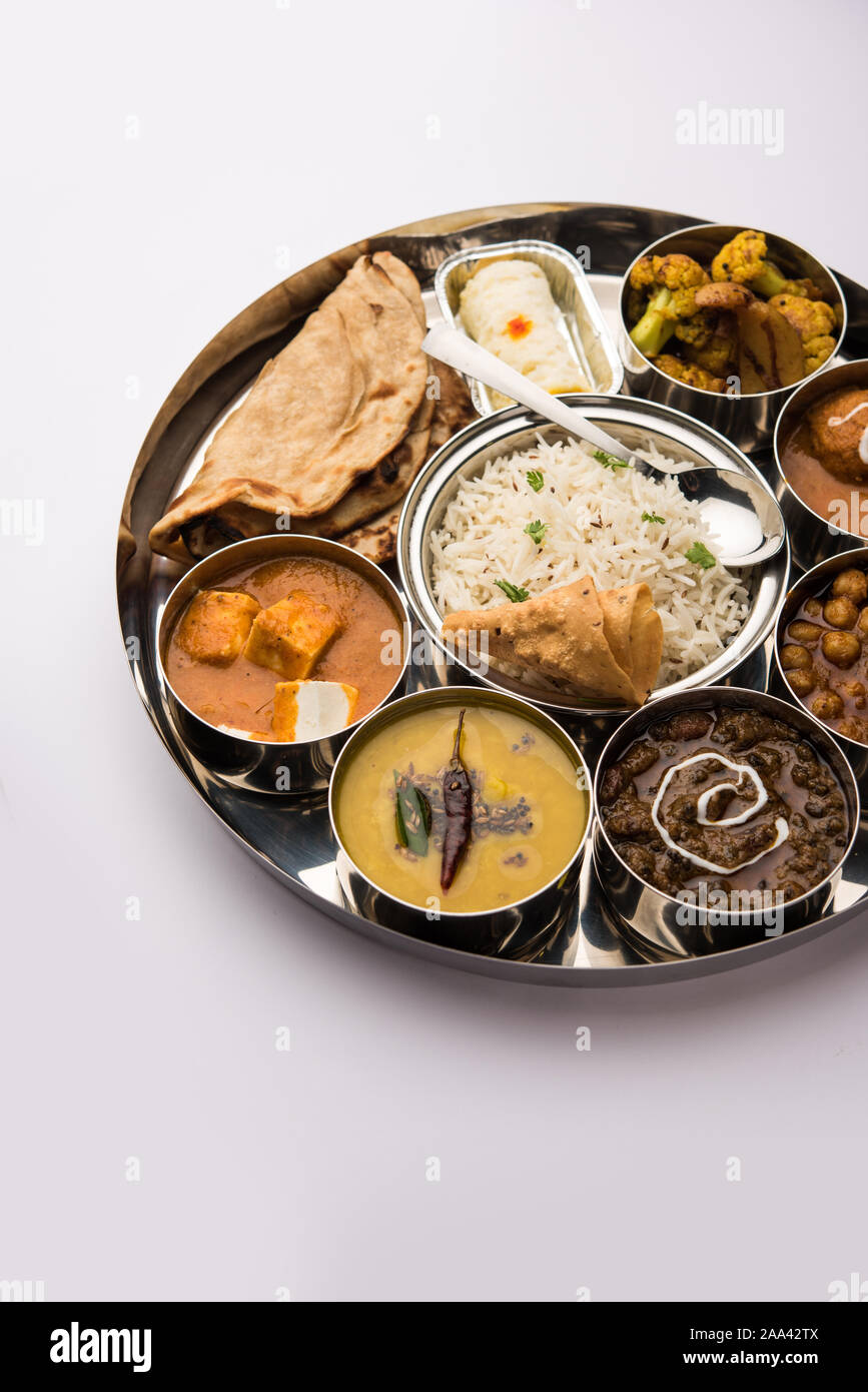 Indische vegetarische Nahrung Thali oder Platter umfasst Paneer butter Masala, dal makhani/Tarka, chole Papad, Kofta Curry, Gulab Jamun, Aloo Gobi - sabji, ch Stockfoto