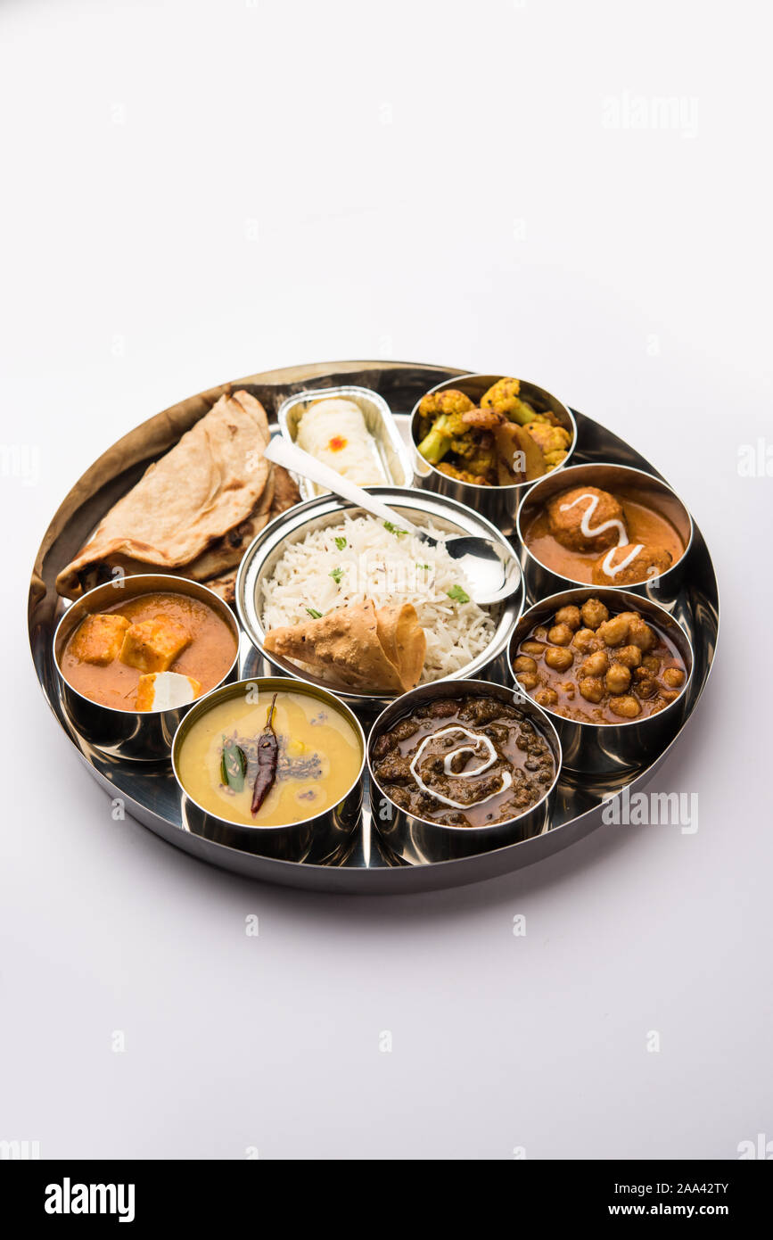 Indische vegetarische Nahrung Thali oder Platter umfasst Paneer butter Masala, dal makhani/Tarka, chole Papad, Kofta Curry, Gulab Jamun, Aloo Gobi - sabji, ch Stockfoto