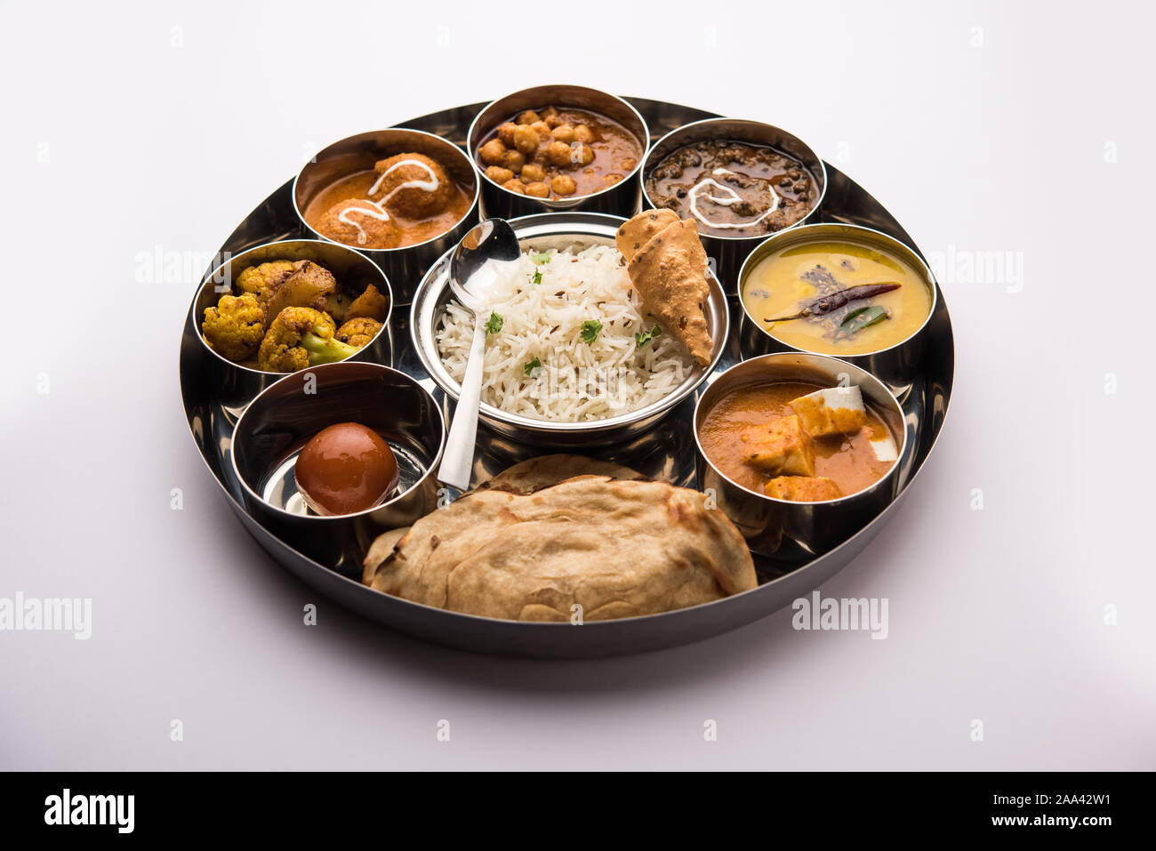 Indische vegetarische Nahrung Thali oder Platter umfasst Paneer butter Masala, dal makhani/Tarka, chole Papad, Kofta Curry, Gulab Jamun, Aloo Gobi - sabji, ch Stockfoto