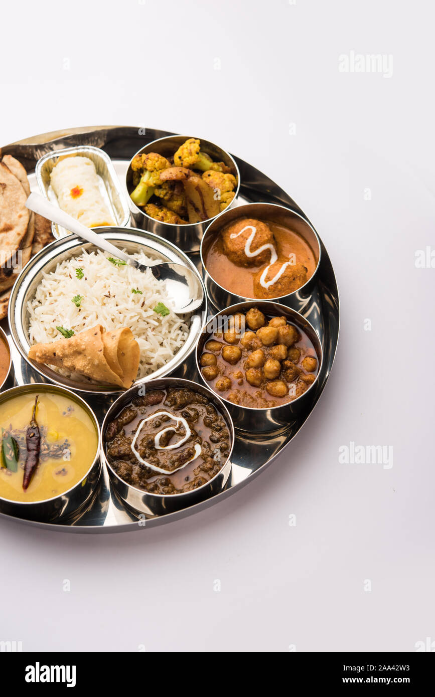 Indische vegetarische Nahrung Thali oder Platter umfasst Paneer butter Masala, dal makhani/Tarka, chole Papad, Kofta Curry, Gulab Jamun, Aloo Gobi - sabji, ch Stockfoto