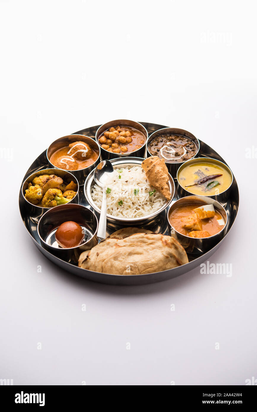 Indische vegetarische Nahrung Thali oder Platter umfasst Paneer butter Masala, dal makhani/Tarka, chole Papad, Kofta Curry, Gulab Jamun, Aloo Gobi - sabji, ch Stockfoto