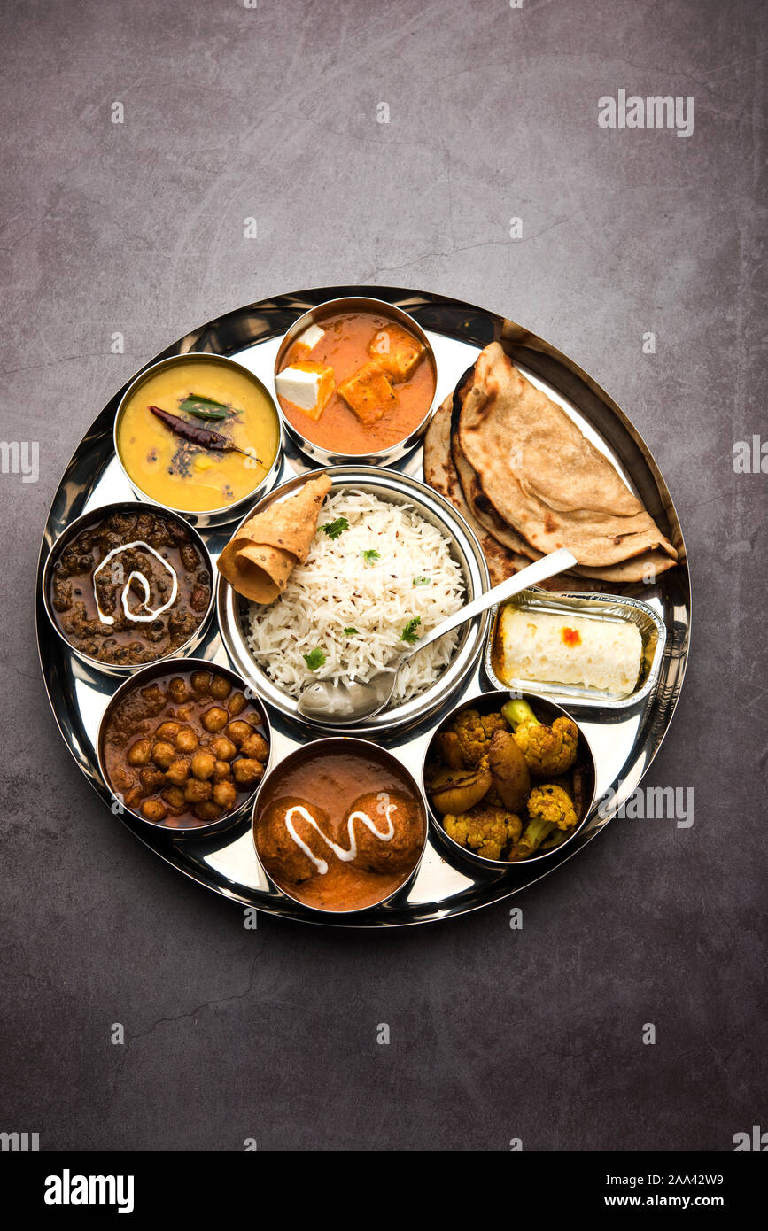 Indische vegetarische Nahrung Thali oder Platter umfasst Paneer butter Masala, dal makhani/Tarka, chole Papad, Kofta Curry, Gulab Jamun, Aloo Gobi - sabji, ch Stockfoto