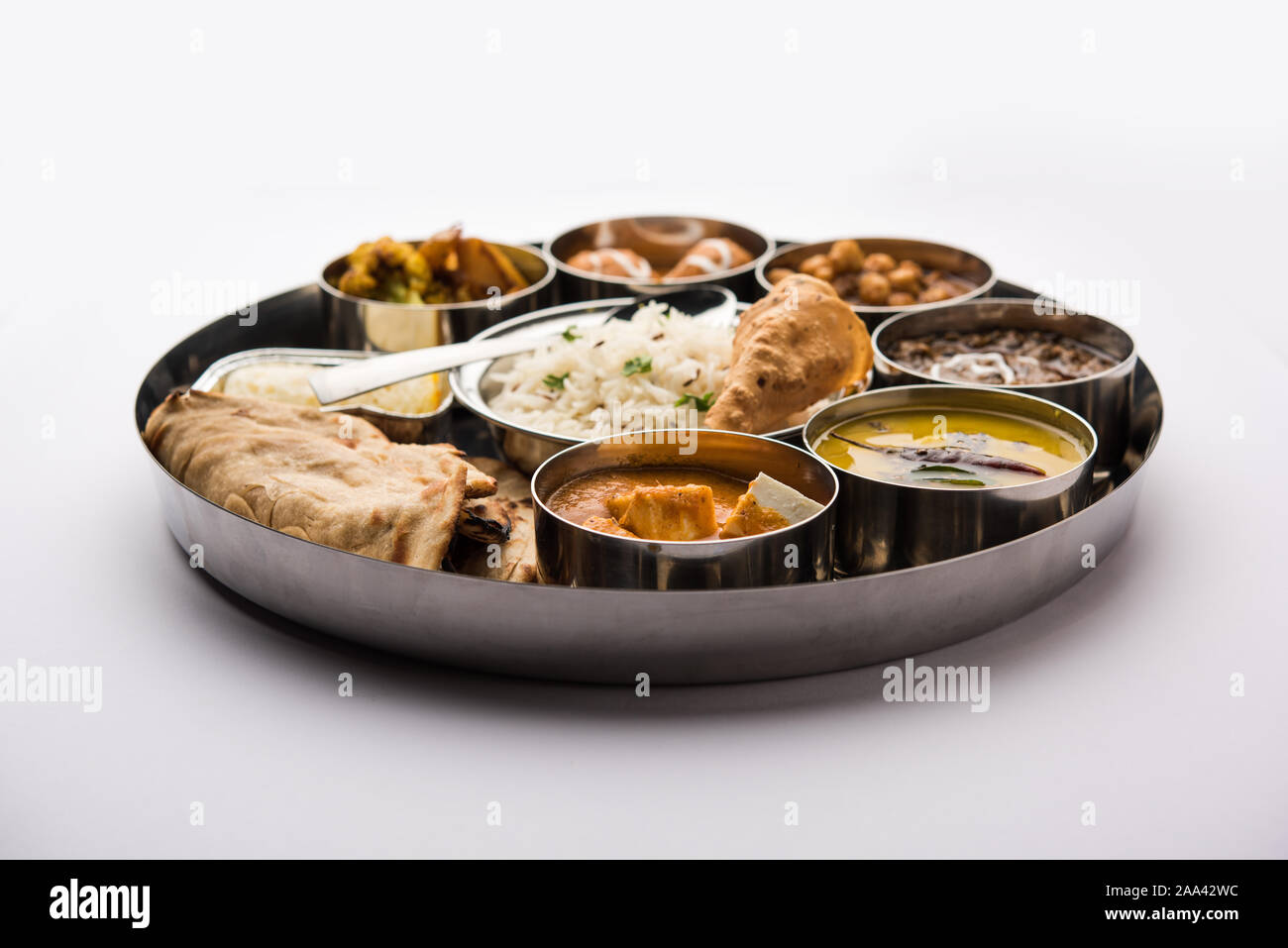 Indische vegetarische Nahrung Thali oder Platter umfasst Paneer butter Masala, dal makhani/Tarka, chole Papad, Kofta Curry, Gulab Jamun, Aloo Gobi - sabji, ch Stockfoto