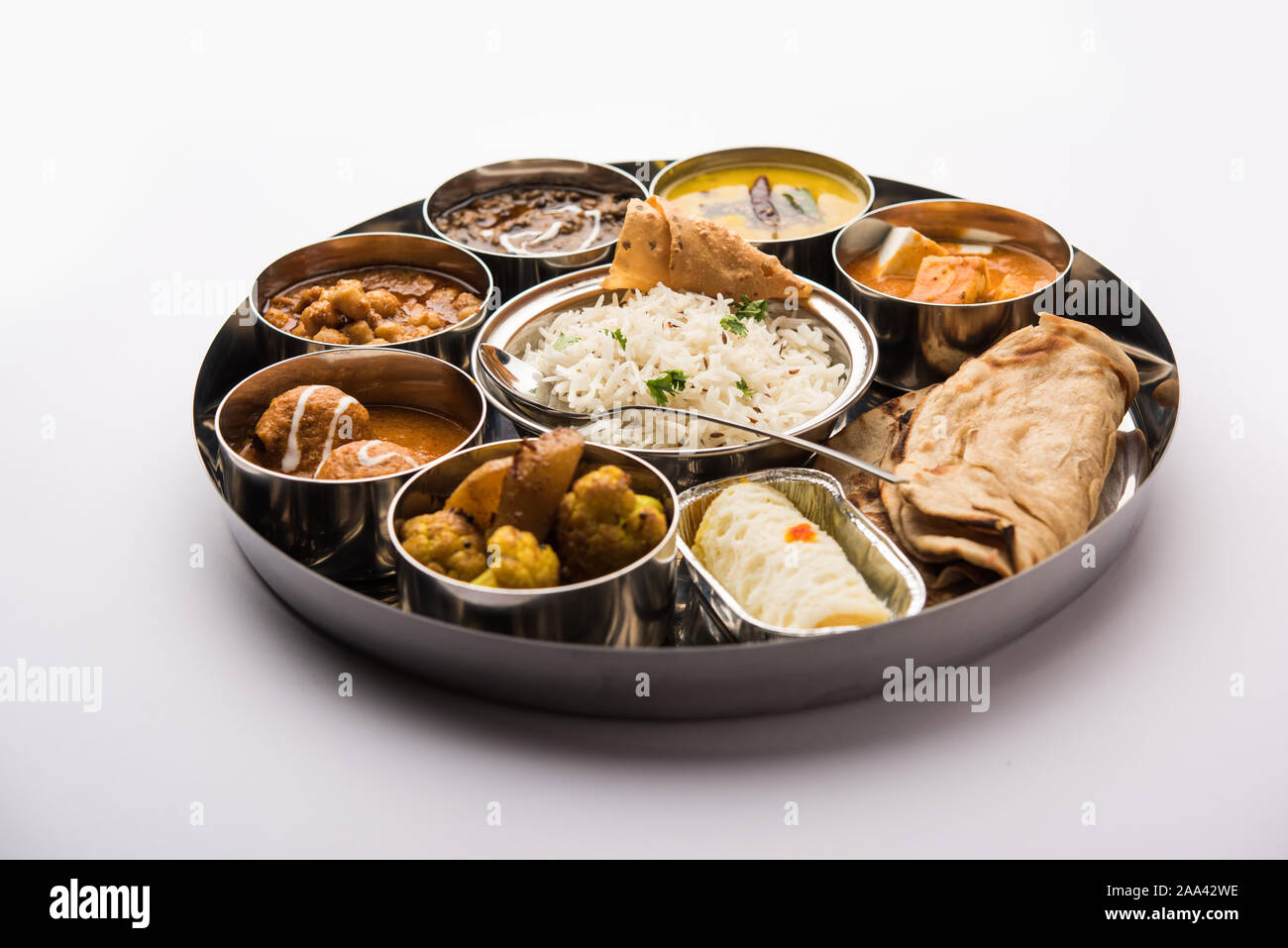 Indische vegetarische Nahrung Thali oder Platter umfasst Paneer butter Masala, dal makhani/Tarka, chole Papad, Kofta Curry, Gulab Jamun, Aloo Gobi - sabji, ch Stockfoto