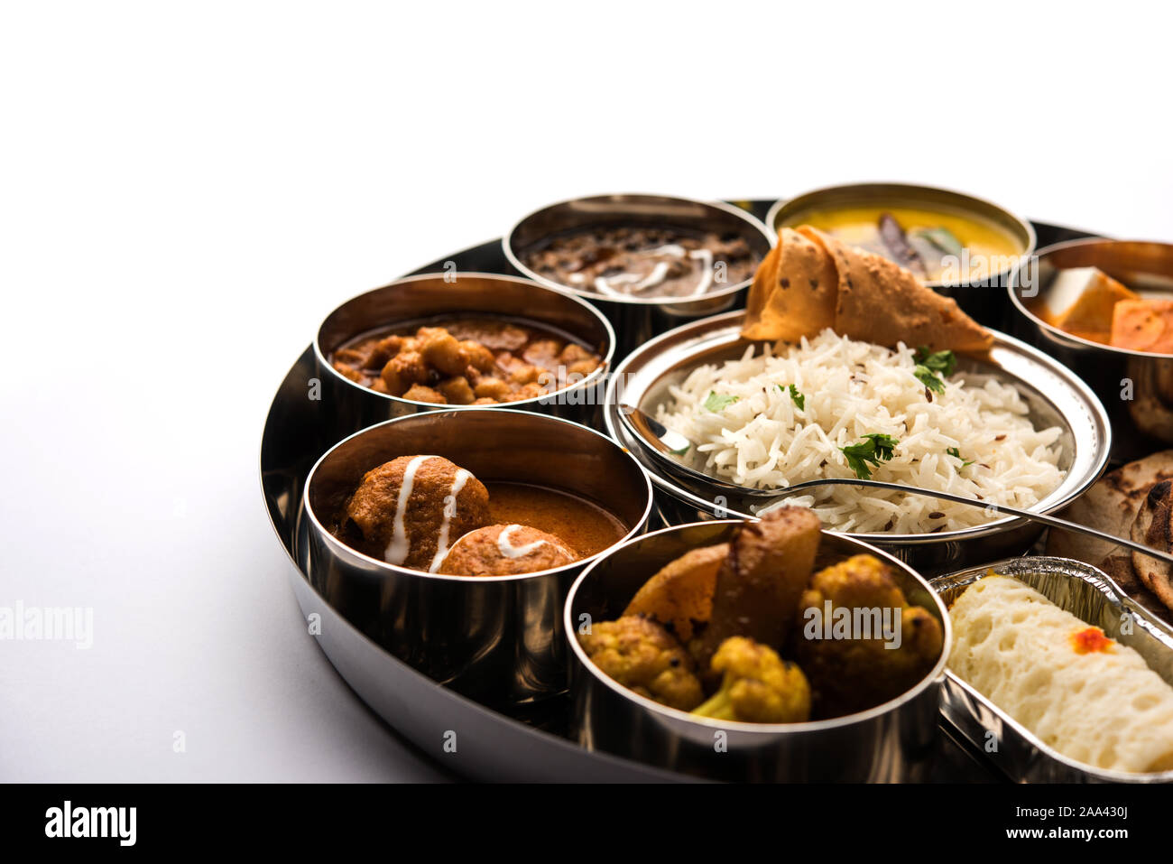 Indische vegetarische Nahrung Thali oder Platter umfasst Paneer butter Masala, dal makhani/Tarka, chole Papad, Kofta Curry, Gulab Jamun, Aloo Gobi - sabji, ch Stockfoto